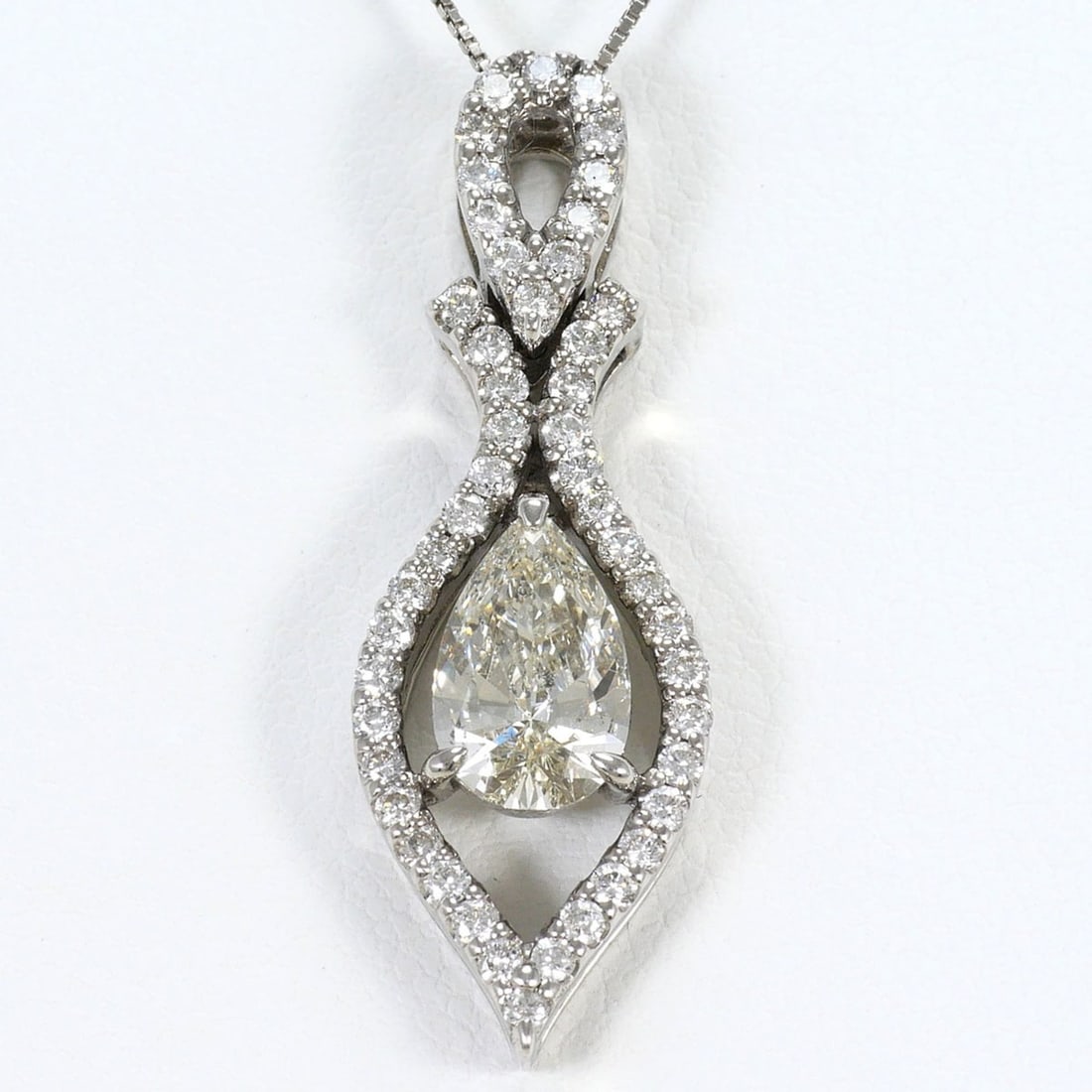 18K (18-karat white gold) necklace with 1.023ct yellow diamond and 0.47ct (SI2 clarity), certified,: --- Catalog ---Category: SizeWeight: 4.7g / 0.16oz.Pendant Size: 30mm x 10mm / 1.18'' x 0.39''Neck Circumference: 40 cm / 15.74''Category: DesignColor: White gold, YellowMetal: White GoldStone: Diamon