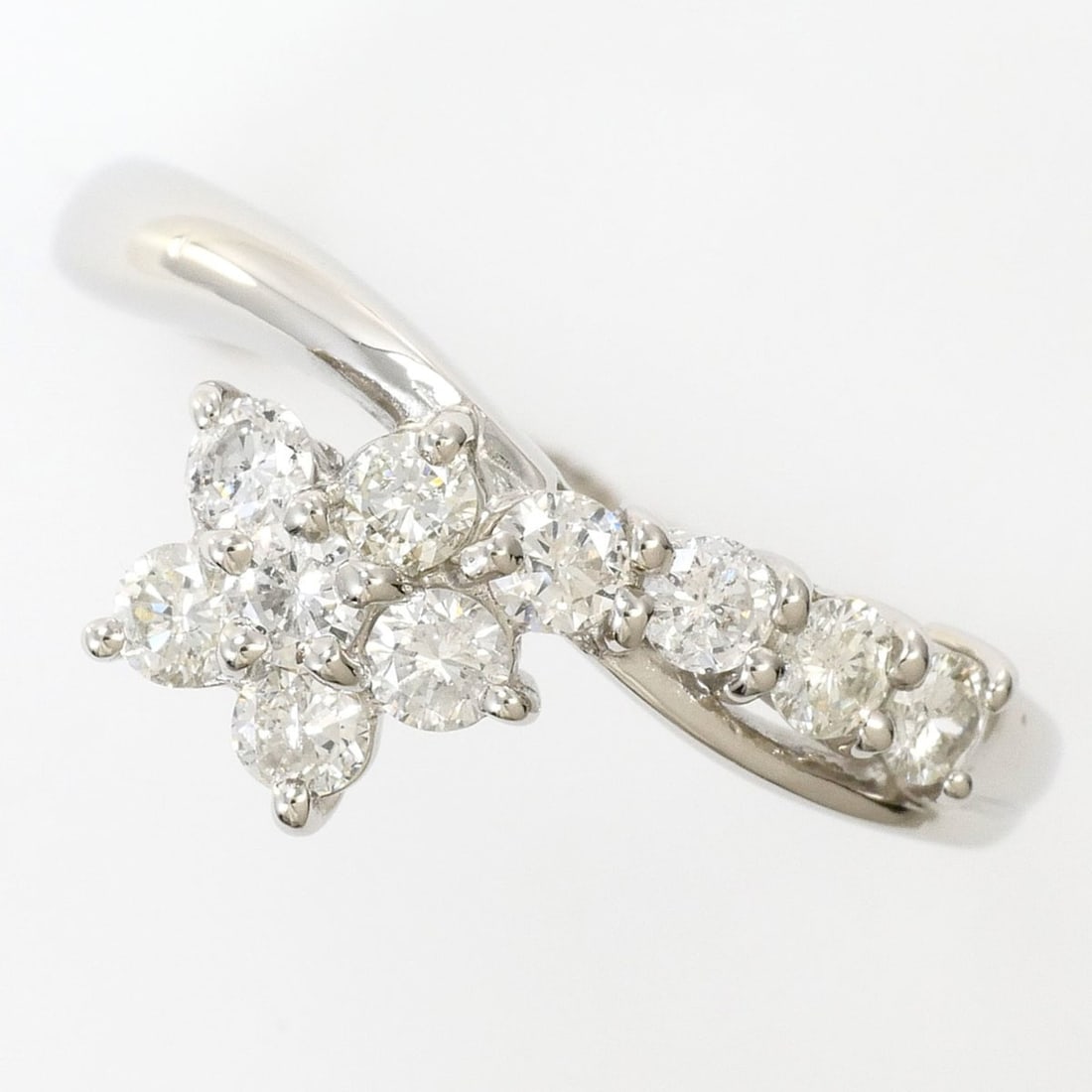 PT900 Platinum Ring with 1 Diamond (0.52 ct), Certificate of Authenticity, Total Weight 4.0g, Like: --- Catalog ---Category: SizeWidth: 8mm / 0.31''Weight: 4g / 0.14oz.JP Size: 12US Size: 6.5Category: DesignType: Band ringColor: PlatinumMetal: PlatinumStone: DiamondGender: WomenMaterial: Platinum 90