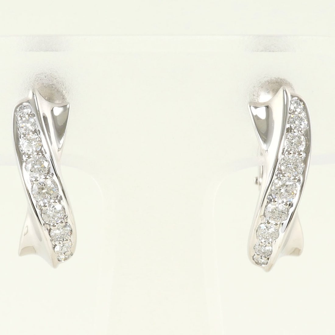 PT900 Platinum 18K White Gold Earrings with 0.25ct Diamonds, Certificate of Authenticity, Total: --- Catalog ---Category: SizeWeight: 7g / 0.24oz.Category: DesignType: Clip earringsColor: Platinum, White goldMetal: Platinum, White GoldStone: DiamondGender: WomenMaterial: Platinum 900, White gold 