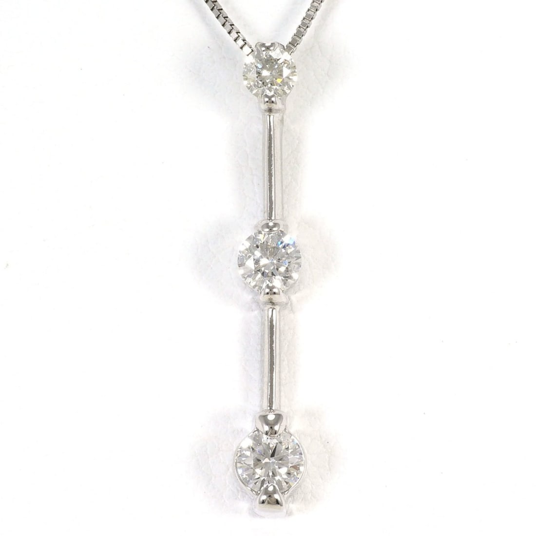 18K (18-karat white gold) necklace with 0.20ct and 0.29ct diamonds, I1 clarity, certificate of: --- Catalog ---Category: SizeWeight: 2.7g / 0.09oz.Pendant Size: 28mm x 4mm / 1.1'' x 0.15''Neck Circumference: 44 cm / 17.32''Category: DesignColor: White goldMetal: White GoldStone: DiamondGender: W