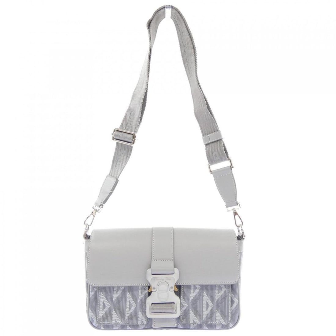 Christian Dior Dior handbag: --- Catalog ---Category: SizeSize (HxWxD): 16cm x 27.5cm x 6cm / 6.29'' x 10.82'' x 2.36''Category: DesignType: HandbagColor: GrayGender: MenCategory: GeneralBrand: Christian Dior--- Item List ---Sect