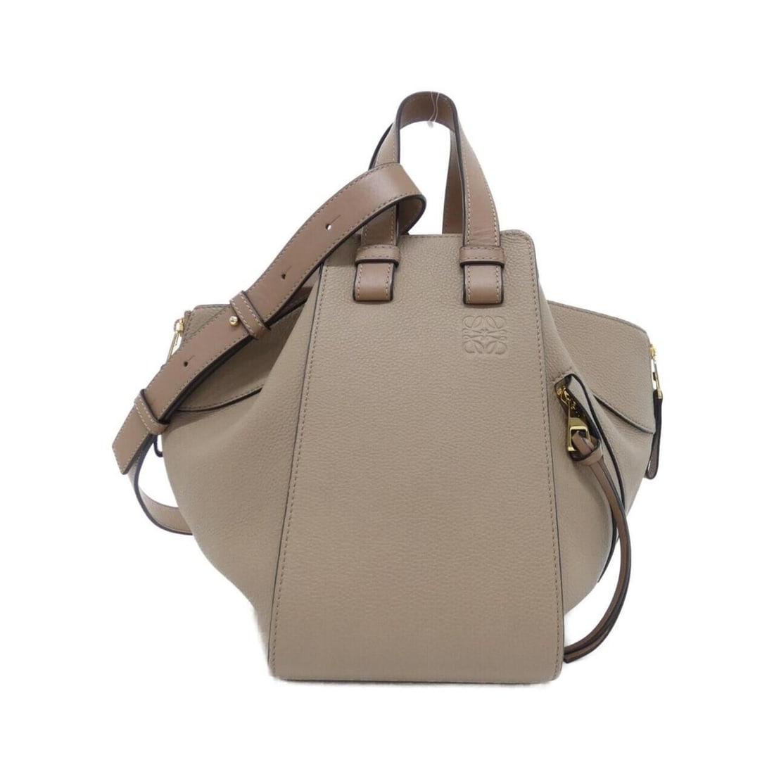 Loewe Hammock Small A538S35X51 Shoulder Bag: --- Catalog ---Category: SizeSize (HxWxD): 24cm x 32cm x 28cm / 9.44'' x 12.59'' x 11.02''Category: DesignType: Shoulder bagColor: SandGender: Men,WomenMaterial: Leather Hardware Color: GoldLeather/Fu