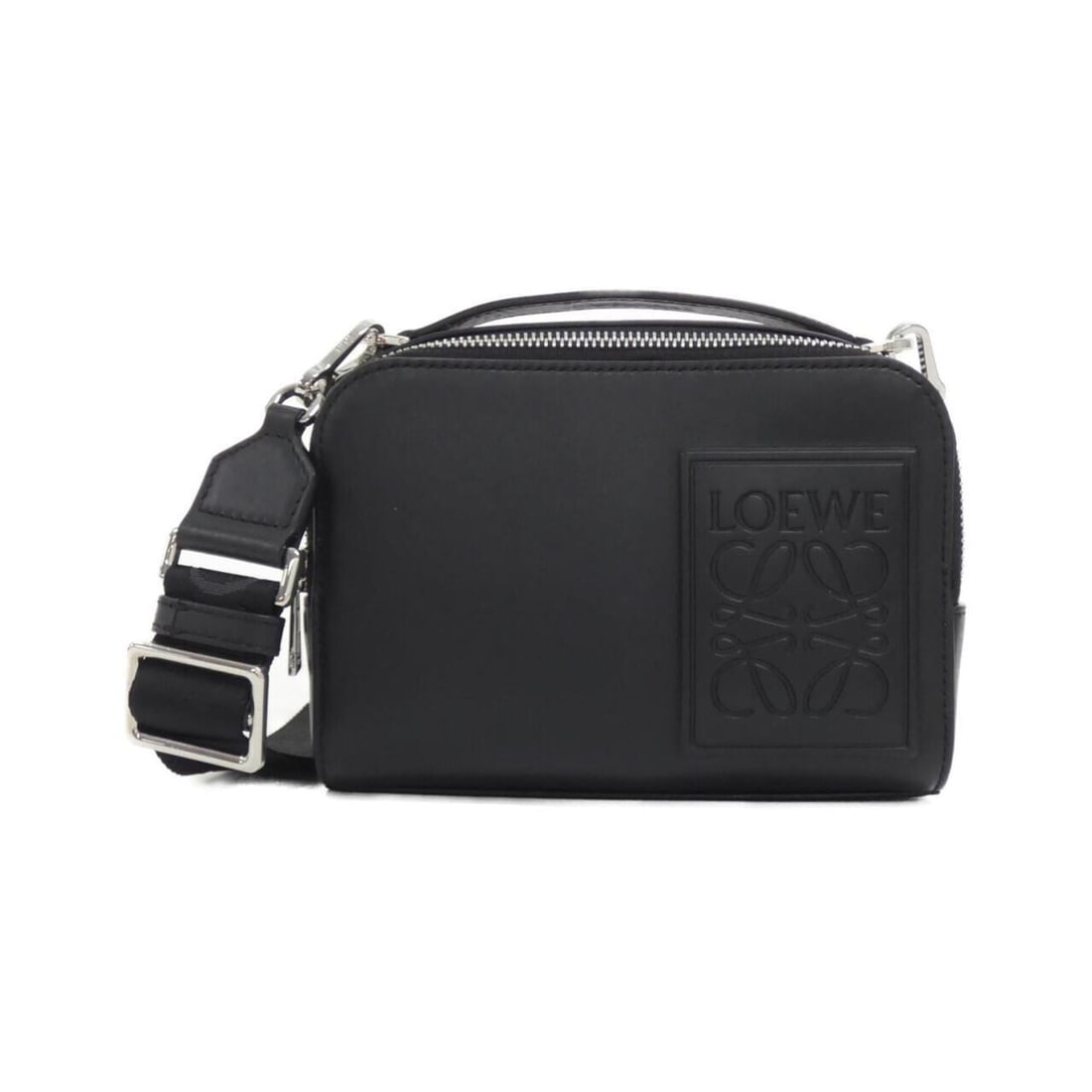Loewe Mini Camera Crossbody Handbag C565R41X01 Shoulder Bag: --- Catalog ---Category: SizeSize (HxWxD): 13cm x 18cm x 7cm / 5.11'' x 7.08'' x 2.75''Category: DesignType: Handbag, Shoulder bag, Sling bagColor: BlackGender: Men,WomenMaterial: Leather Hardware Col