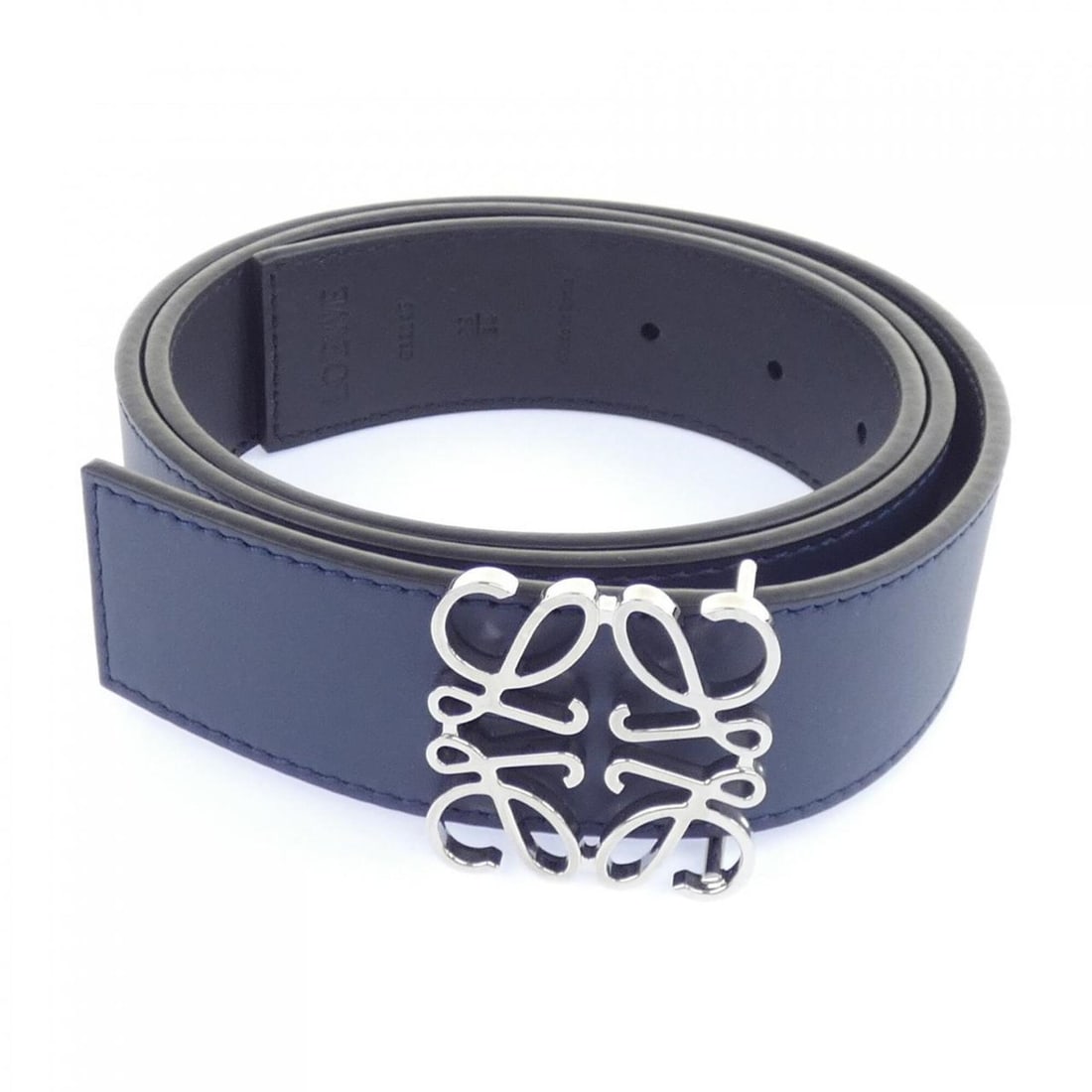 Loewe E619Z20X03 Belt: --- Catalog ---Category: SizeLength: 80cm - 90cm / 31.49'' - 35.43''Category: DesignType: Standard beltColor: Black, NavyGender: WomenCategory: GeneralMPN: E619Z20X03Brand: Loewe--- Item List ---Secti