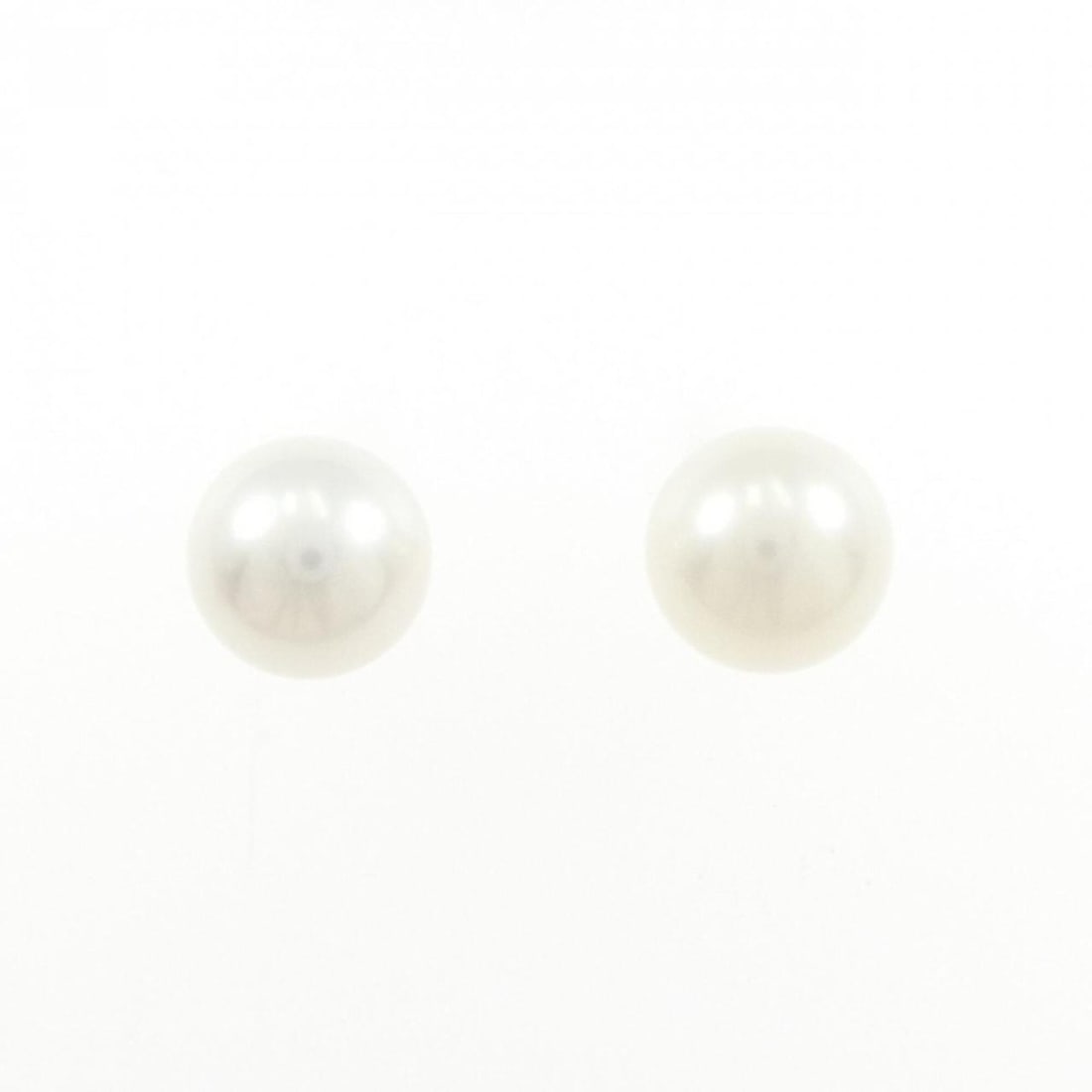 Tiffany & Co. Freshwater Pearl Earrings 9mm: --- Catalog ---Category: SizeWeight: 2.7g / 0.09oz.Diameter: 9mm / 0.35''Category: DesignType: Stud earringsStone: Freshwater pearlGender: WomenMaterial: Silver 925Category: GeneralBrand: Tiffany--- I