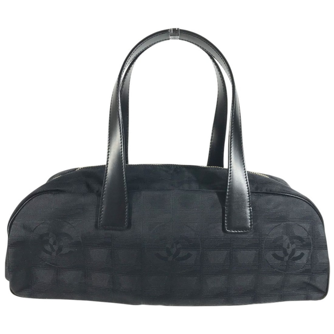 CHANEL A15828 New Travel Line Handbag, Boston Bag, Leather & Nylon, Women's, Black: --- Catalog ---Category: SizeSize (HxWxD): 13cm x 33cm x 11cm / 5.11'' x 12.99'' x 4.33''Handle Length: 42cm / 16.53''Category: DesignType: Boston bag, HandbagColor: BlackGender: WomenClosure: ZipperM