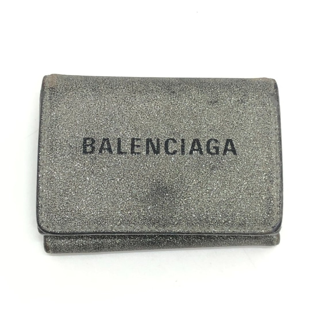 BALENCIAGA 551921 Everyday Tri-fold Mini Wallet Logo Glitter Leather Women's Silver: --- Catalog ---Category: SizeSize (HxWxD): 6.5cm x 9.5cm x 3cm / 2.55'' x 3.74'' x 1.18''Category: DesignType: Wallet (tri-fold)Color: SilverGender: WomenMaterial: Leather Category: GeneralBrand: Bale