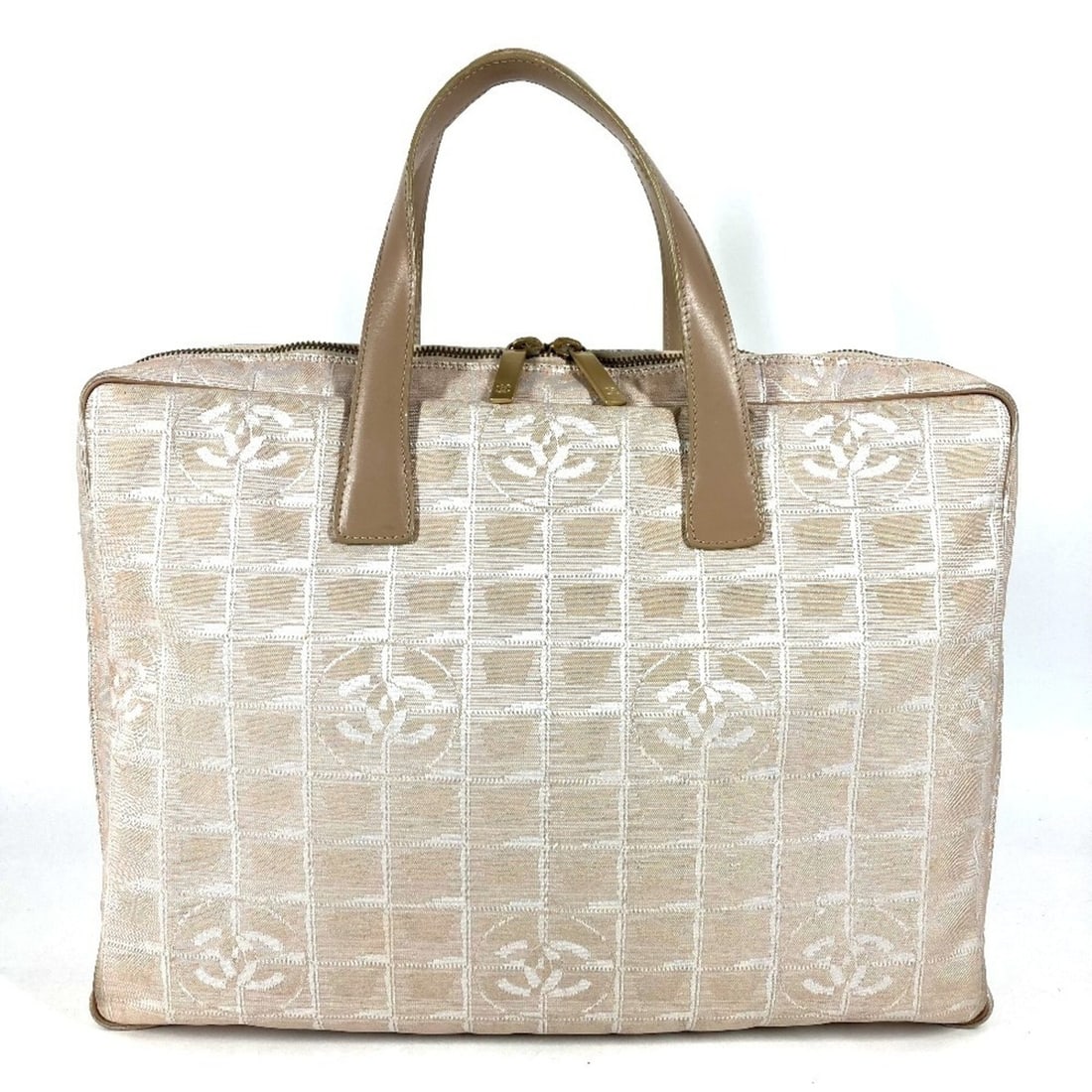 CHANEL New Travel Line Business Bag, Briefcase, Tote Handbag, Nylon Leather, Men's & Women's, Beige: --- Catalog ---Category: SizeSize (HxWxD): 26.5cm x 36cm x 6cm / 10.43'' x 14.17'' x 2.36''Category: DesignType: BriefcaseColor: BeigeGender: Men,Women,UnisexMaterial: Nylon , Leather Category: Genera