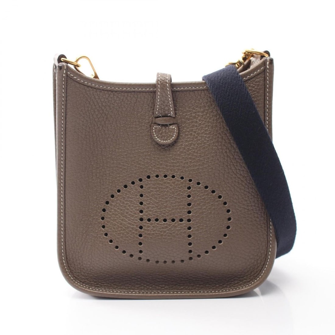 Hermes Evelyne TPM Amazon Etoupe Shoulder Bag/Handbag, Leather (Taurillon Clemence), Women's, Gray: --- Catalog ---Category: SizeSize (HxWxD): 18cm x 16.5cm x 5.5cm / 7.08'' x 6.49'' x 2.16''Category: DesignType: Handbag, Shoulder bagColor: Etoupe gray, GrayGender: WomenMaterial: Taurillon clemence 
