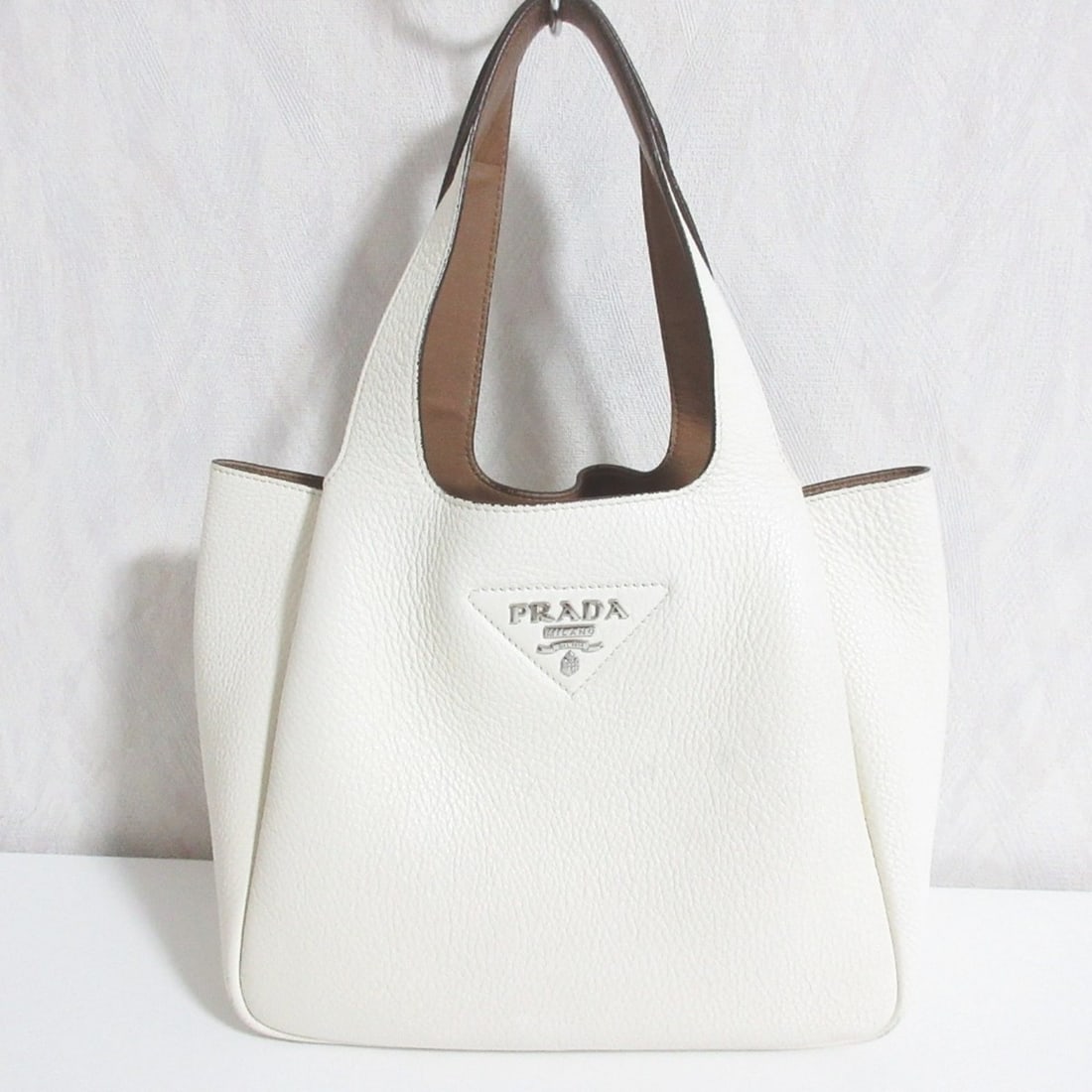 PRADA Vitello Daino Leather Small Tote Bag Handbag 1BG335 White Women's: --- Catalog ---Category: SizeSize (HxWxD): 21cm x 25cm x 13cm / 8.26'' x 9.84'' x 5.11''Category: DesignType: Handbag, Tote bagColor: Blue, WhiteGender: WomenCategory: GeneralBrand: Prada--- Item List