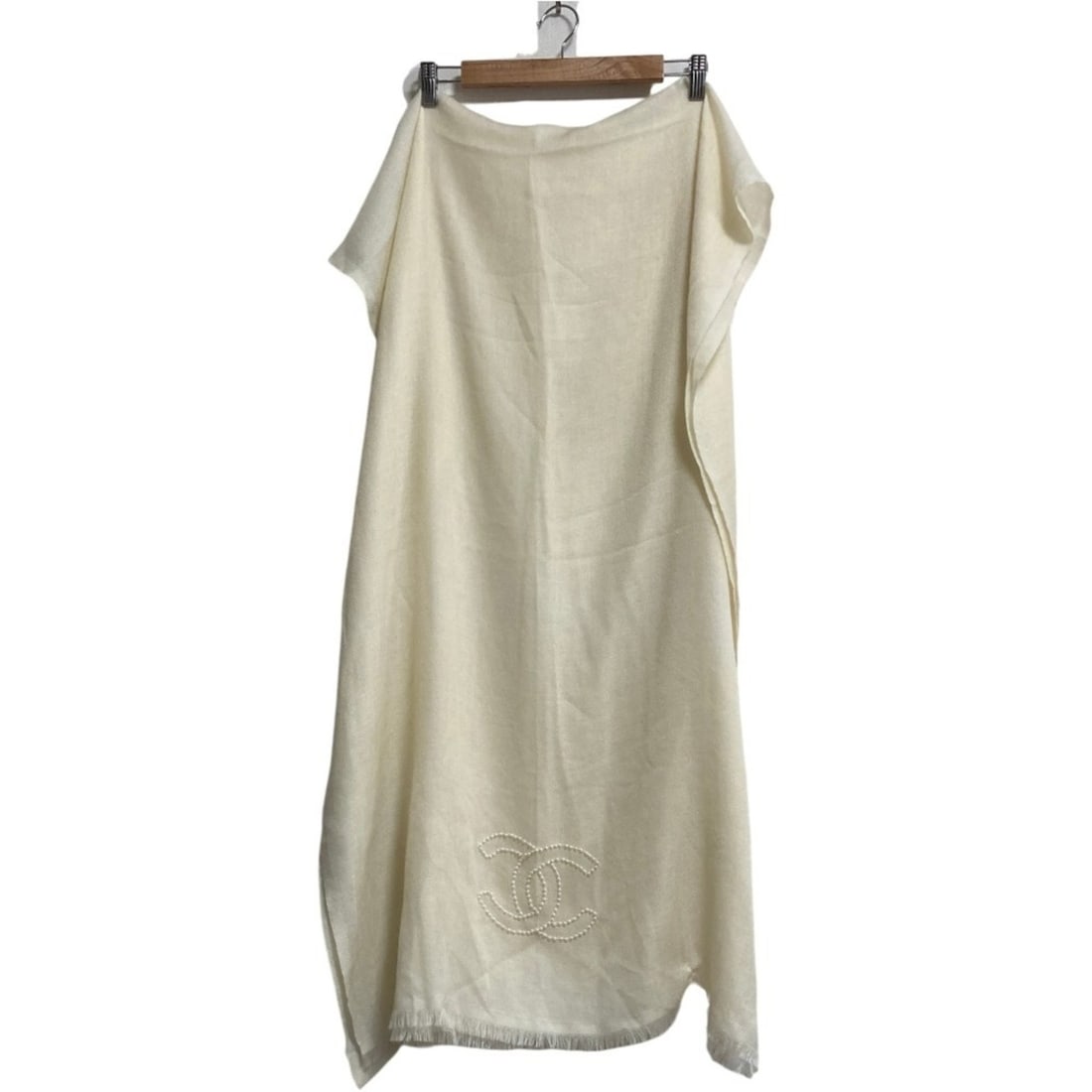 CHANEL Pearl Coco Mark Cashmere Large Stole Shawl Ivory Women's: --- Catalog ---Category: SizeSize (LxW): 2.08m x 77cm / 81.88'' x 30.31''Category: DesignType: StoleColor: Ivory, WhiteGender: WomenMaterial: Cashmere Category: GeneralBrand: Chanel--- Item List ---Se