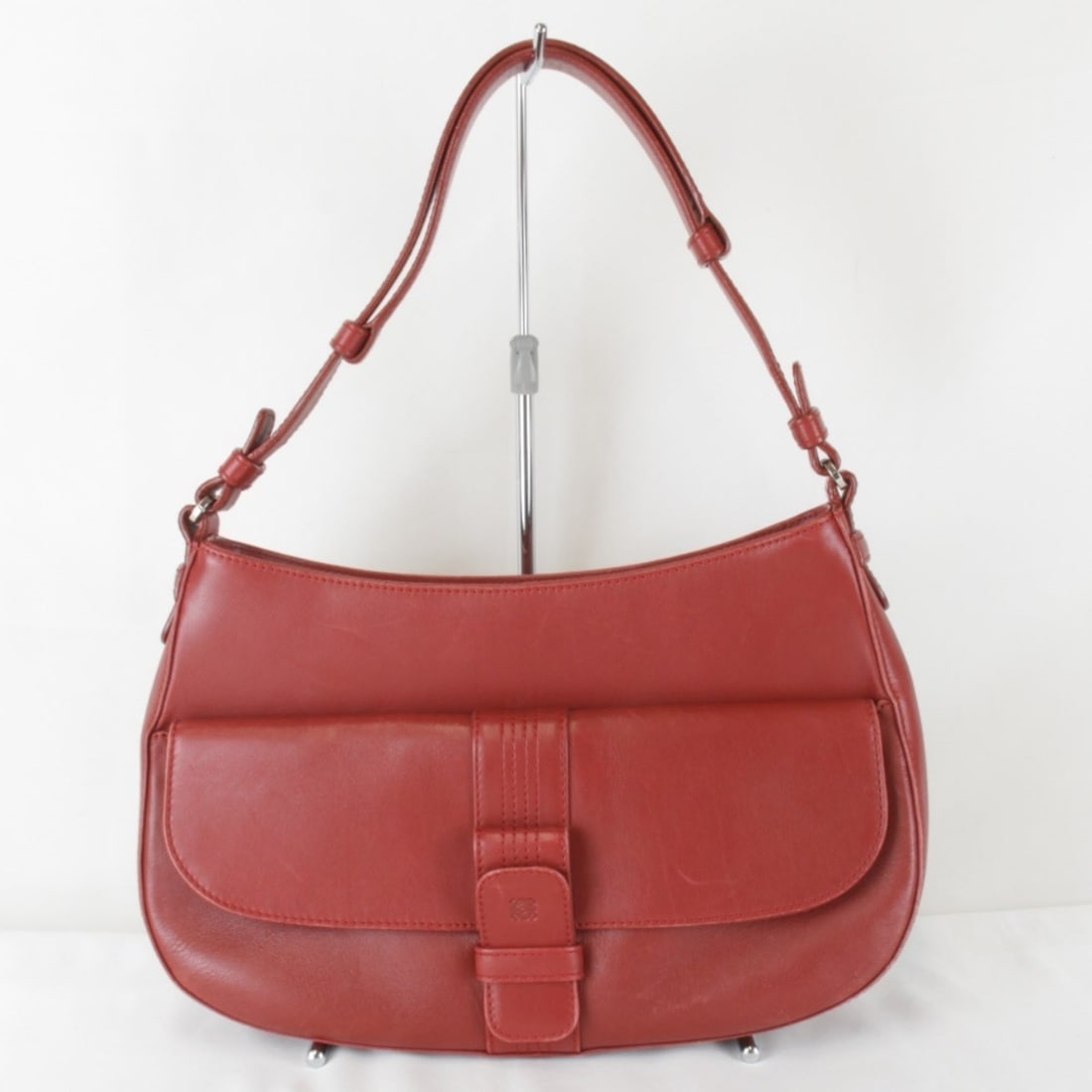 LOEWE shoulder bag, leather, red, women's.: --- Catalog ---Category: SizeSize (HxWxD): 19cm x 31cm x 7cm / 7.48'' x 12.2'' x 2.75''Category: DesignType: Shoulder bagColor: Red colorGender: WomenMaterial: Leather Category: GeneralBrand: Loewe---