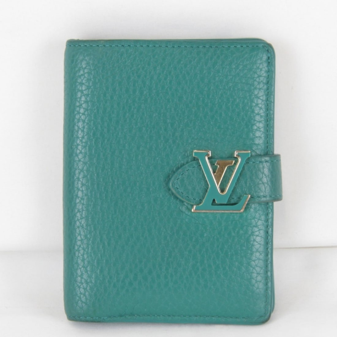 LOUIS VUITTON Louis Vuitton Vertical Wallet Compact M82438 Bi-fold Leather Green Women's: --- Catalog ---Category: SizeSize (HxWxD): 12cm x 9cm x 1.5cm / 4.72'' x 3.54'' x 0.59''Category: DesignType: Wallet (bi-fold)Color: Black, GreenGender: WomenMaterial: Leather Category: GeneralMPN: M8