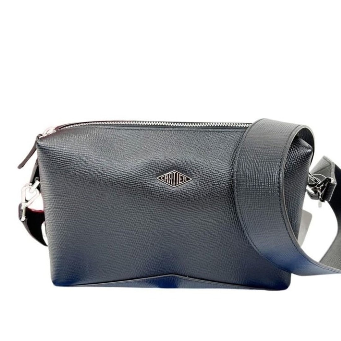 Cartier shoulder bag, Losange CRL1002550, black leather, for men and women.: --- Catalog ---Category: SizeSize (HxWxD): 13.5cm x 21.5cm x 6cm / 5.31'' x 8.46'' x 2.36''Category: DesignType: Shoulder bagColor: BlackStyle: EverydayGender: Men,Women,UnisexClosure: ZipperMaterial: