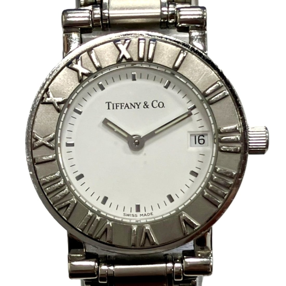 Tiffany & Co. Atlas watch, total weight 53.8g, stainless steel, quartz movement, white dial.: --- Catalog ---Category: SizeWrist Size: 16.5cm / 6.49''Case Diameter: 24.6mm / 0.97''Category: DesignType: WristwatchGender: Men,WomenColor (Dial): WhiteMaterial (Band): Stainless steelMaterial (Case