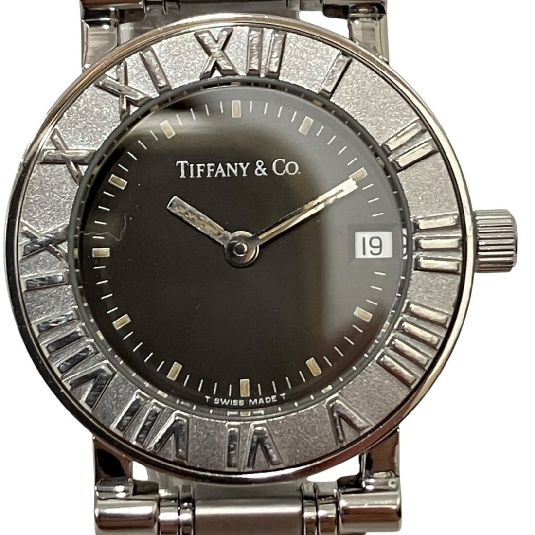 Tiffany & Co. Atlas watch, total weight 53.5g, stainless steel, quartz movement, black dial.: --- Catalog ---Category: SizeWrist Size: 14.5cm / 5.7''Case Diameter: 24.6mm / 0.97''Category: DesignType: WristwatchGender: WomenColor (Dial): BlackMaterial (Band): Stainless steelMaterial (Case): St