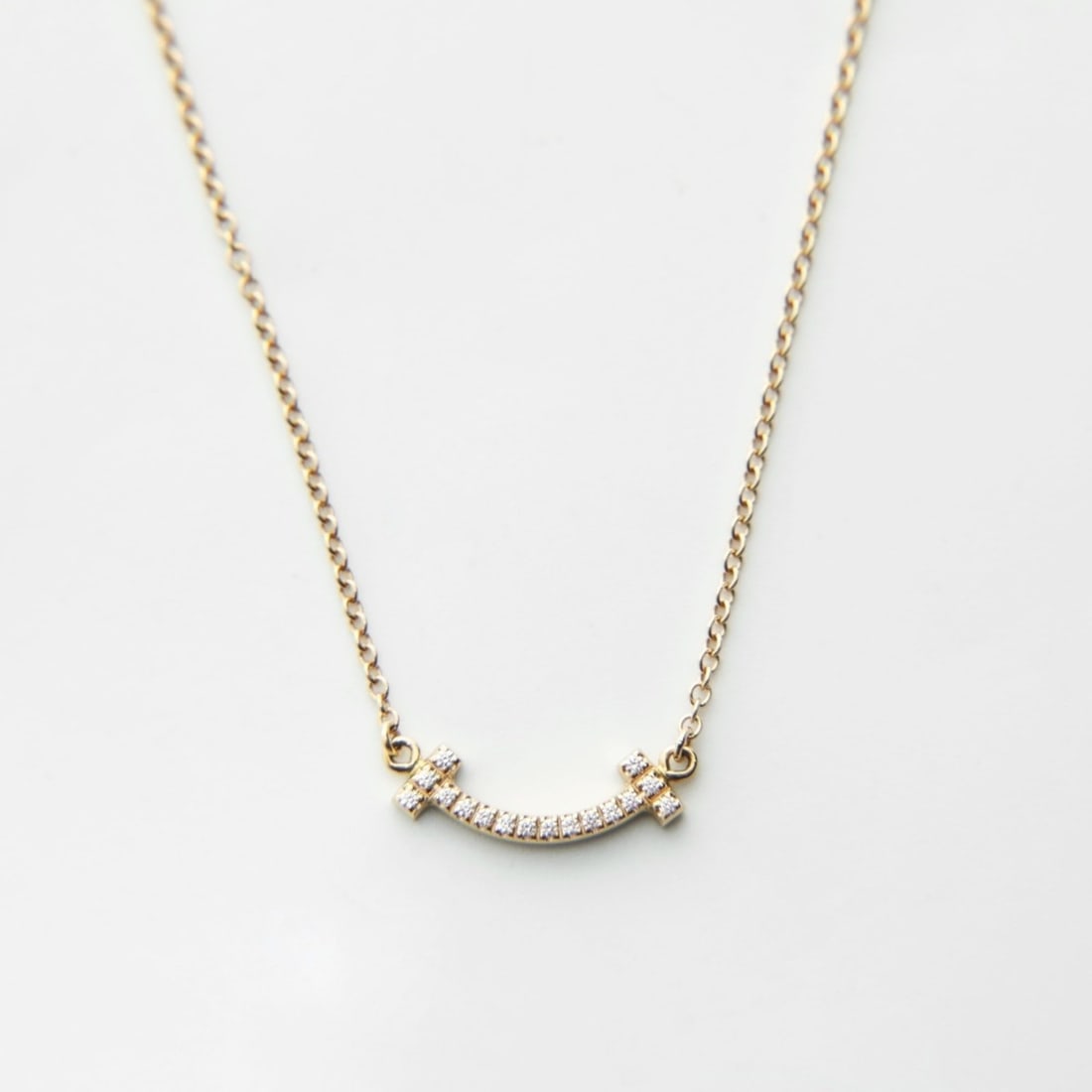Tiffany & Co. Au750 T Smile Mini Diamond Necklace Gold: --- Catalog ---Category: SizePendant Size: 3mm x 15mm / 0.11'' x 0.59''Category: DesignColor: GoldGender: WomenNecklace Type: NecklaceCategory: GeneralBrand: Tiffany--- Item List ---Section: