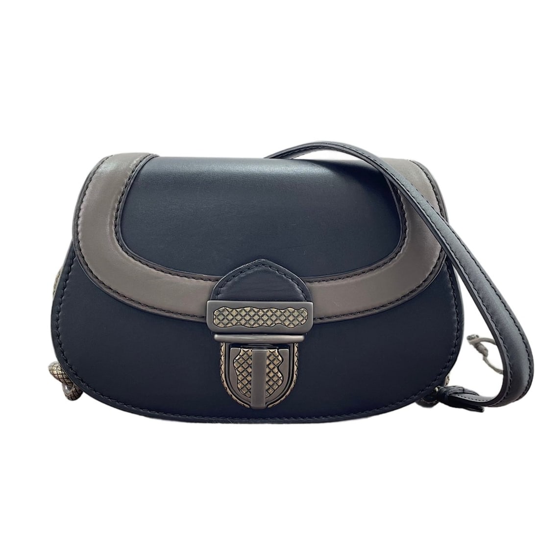 Bottega Veneta Umbria Shoulder Bag, Black: --- Catalog ---Category: SizeSize (HxWxD): 14cm x 20cm x 8cm / 5.51'' x 7.87'' x 3.14''Category: DesignType: Shoulder bagColor: BlackGender: WomenCategory: GeneralBrand: Bottega VenetaCountry of