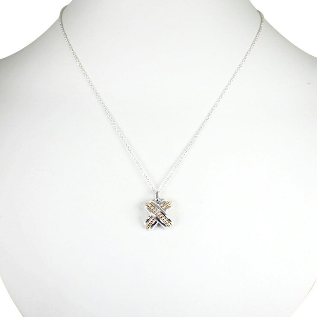 TIFFANY & Co. 925 750 Signature Cross Pendant Necklace: --- Catalog ---Category: SizePendant Size: 14.7mm x 13.8mm / 0.57'' x 0.54''Neck Circumference: 41.5 cm / 16.33''Category: DesignGender: WomenMaterial: Sterling silver 925Necklace Type: Pendant neckla