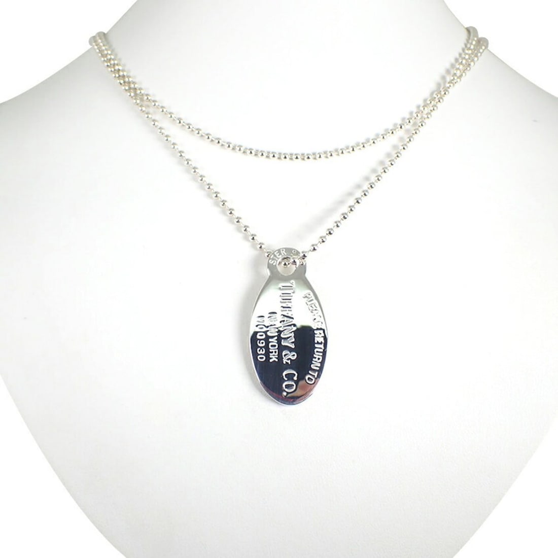 TIFFANY & Co. 925 Return to Oval Tag Long Pendant Necklace: --- Catalog ---Category: SizePendant Size: 42.4mm x 20.7mm / 1.66'' x 0.81''Neck Circumference: 86.5 cm / 34.05''Category: DesignGender: Women,MenMaterial: Sterling silver 925Necklace Type: Pendant ne