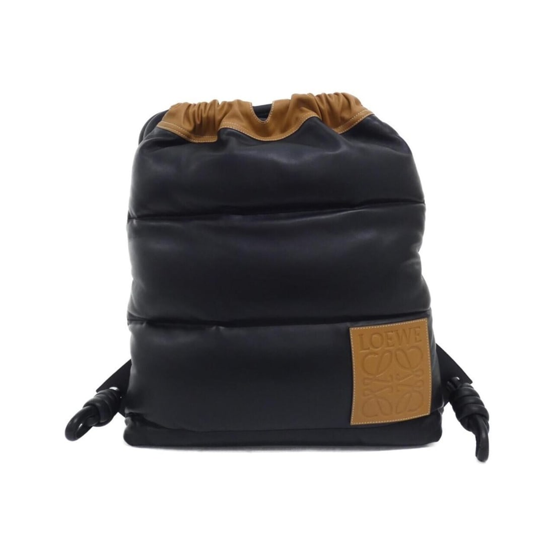 Loewe Yago Puffy Backpack Y 335 73 Z55 Rucksack: --- Catalog ---Category: SizeSize (HxWxD): 43cm x 40cm x 10cm / 16.92'' x 15.74'' x 3.93''Category: DesignType: BackpackColor: BlackGender: Women,MenMaterial: Nylon , Leather Category: GeneralMPN: 335