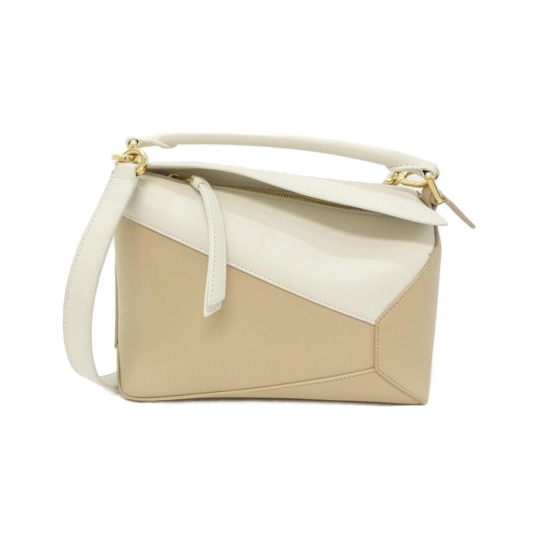 Loewe Puzzle Edge Small A510P60X44 Handbag: --- Catalog ---Category: SizeSize (HxWxD): 16cm x 24cm x 11cm / 6.29'' x 9.44'' x 4.33''Category: DesignType: HandbagColor: WhiteGender: WomenMaterial: Leather Leather/Fur Type: CalfskinCategory: Gene
