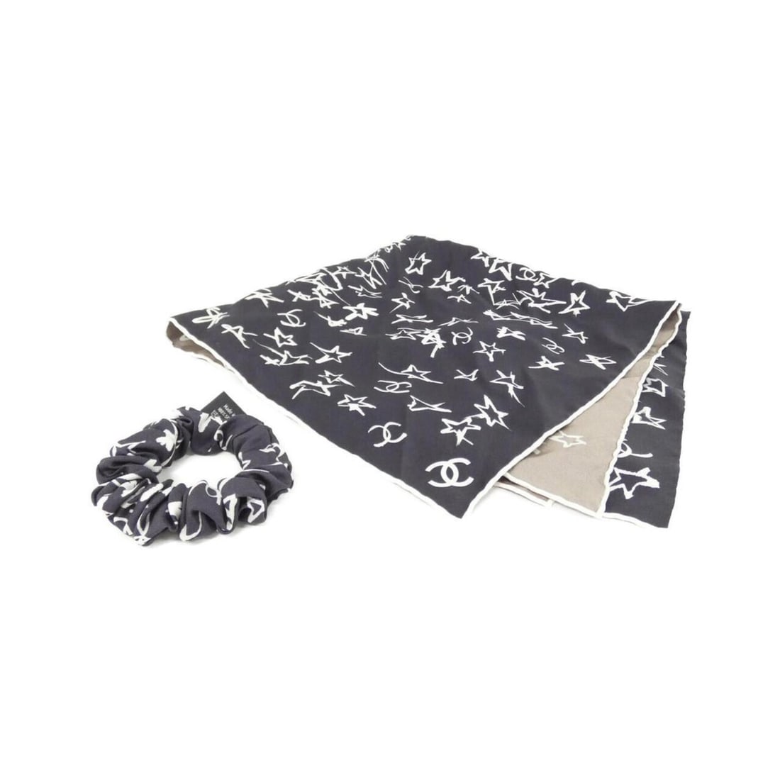 Chanel AA8009 Scrunchie: --- Catalog ---Category: SizeSize (LxW): 2cm / 0.78''Category: DesignType: ScrunchieColor: Beige, Black, WhiteGender: Women,MenCategory: GeneralMPN: AA8009Brand: Chanel--- Item List ---Section: Condit