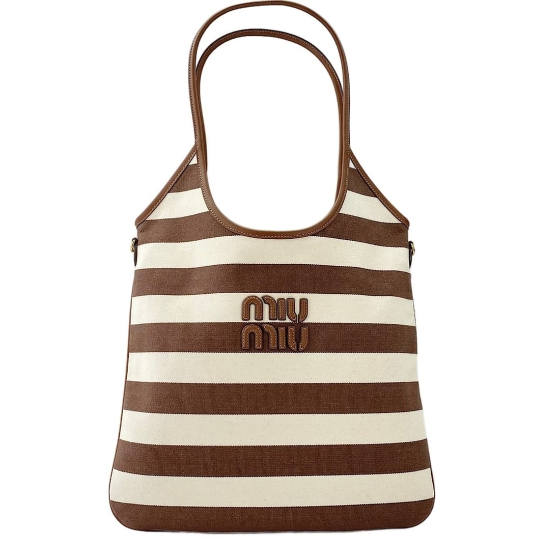 Miu Miu Miu Ivy Handbag Brown: --- Catalog ---Category: SizeSize (HxWxD): 31.5cm x 35cm x 1.5cm / 12.4'' x 13.77'' x 0.59''Category: DesignType: HandbagColor: BrownGender: WomenCategory: GeneralBrand: Miu MiuCountry of Origin: Ital