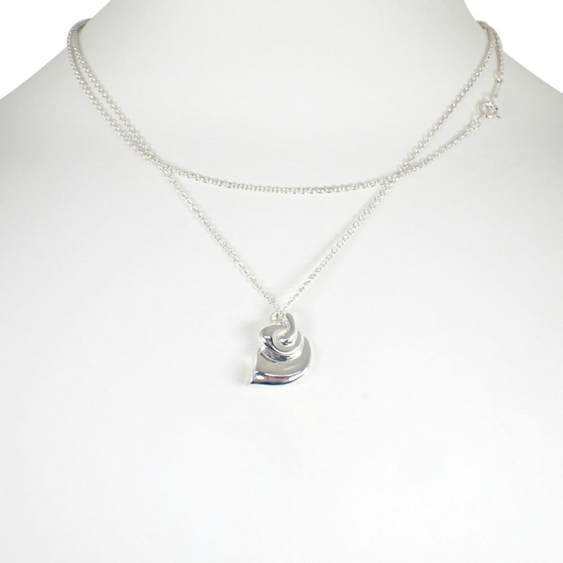 TIFFANY & Co. 925 Shell Pendant Necklace: --- Catalog ---Category: SizePendant Size: 18mm x 13.7mm / 0.7'' x 0.53''Neck Circumference: 75 cm / 29.52''Category: DesignGender: WomenMaterial: Sterling silver 925Necklace Type: NecklaceCategory: G