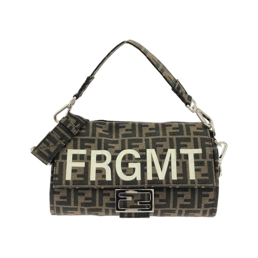 Fendi Baguette Foldable 8BH418 AR2F Handbag: --- Catalog ---Category: SizeSize (HxWxD): 18.5cm x 26.5cm x 6cm / 7.28'' x 10.43'' x 2.36''Category: DesignType: HandbagColor: BrownGender: Men,WomenMaterial: Canvas Hardware Color: SilverCategory: G