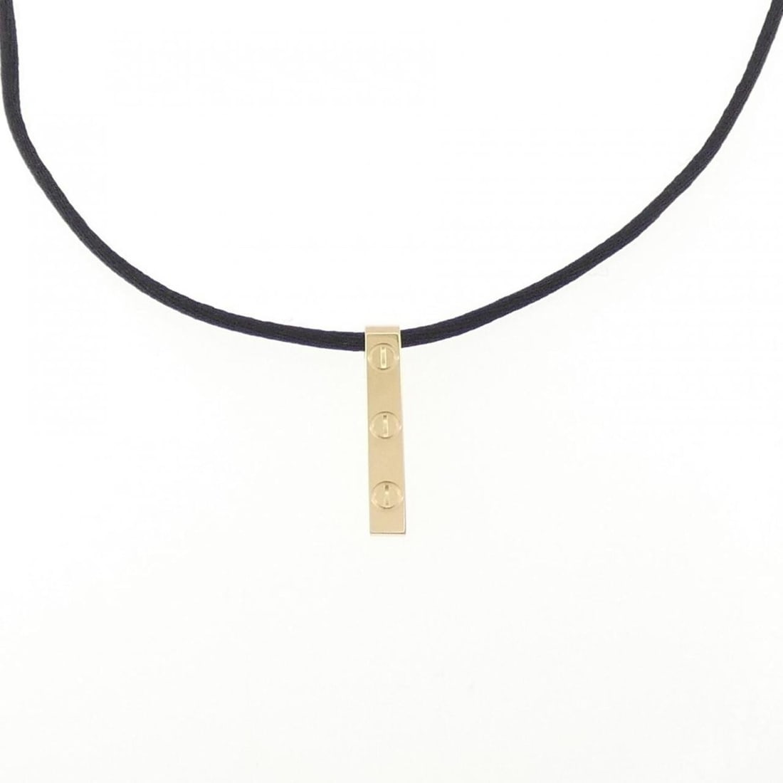 Cartier Love Plate Necklace: --- Catalog ---Category: SizePendant Size: 29mm x 4.7mm / 1.14'' x 0.18''Category: DesignColor: YellowGender: WomenMaterial: Yellow gold (18K)Pendant Type: PendantNecklace Type: NecklaceCategory: Gene