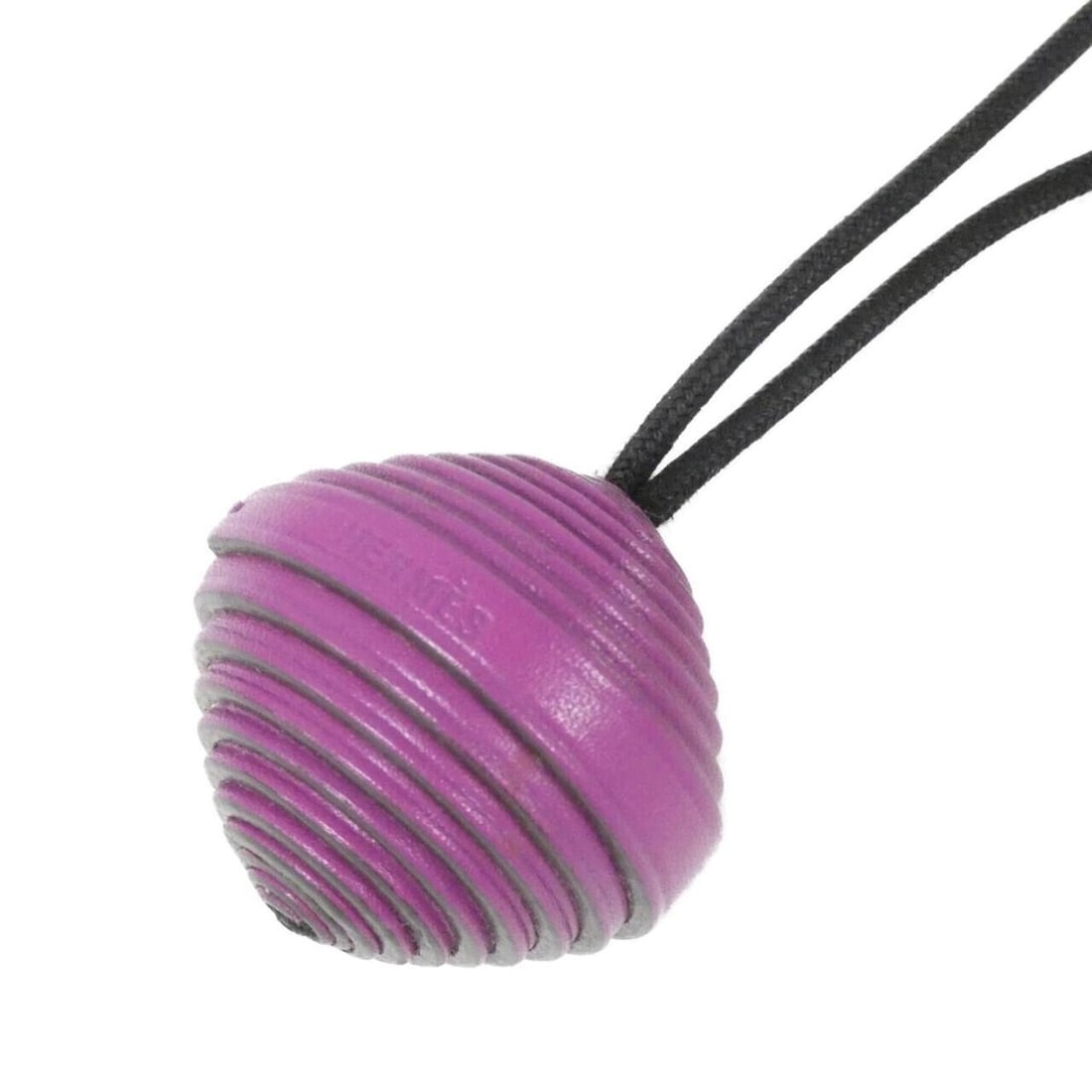 Hermes Jojoba MM 043426CA Necklace: --- Catalog ---Category: SizePendant Size: 35mm x 35mm / 1.37'' x 1.37''Neck Circumference: 80 cm / 31.49''Category: DesignColor: CyclamenGender: WomenMaterial: Box calf leatherNecklace Type: Necklace