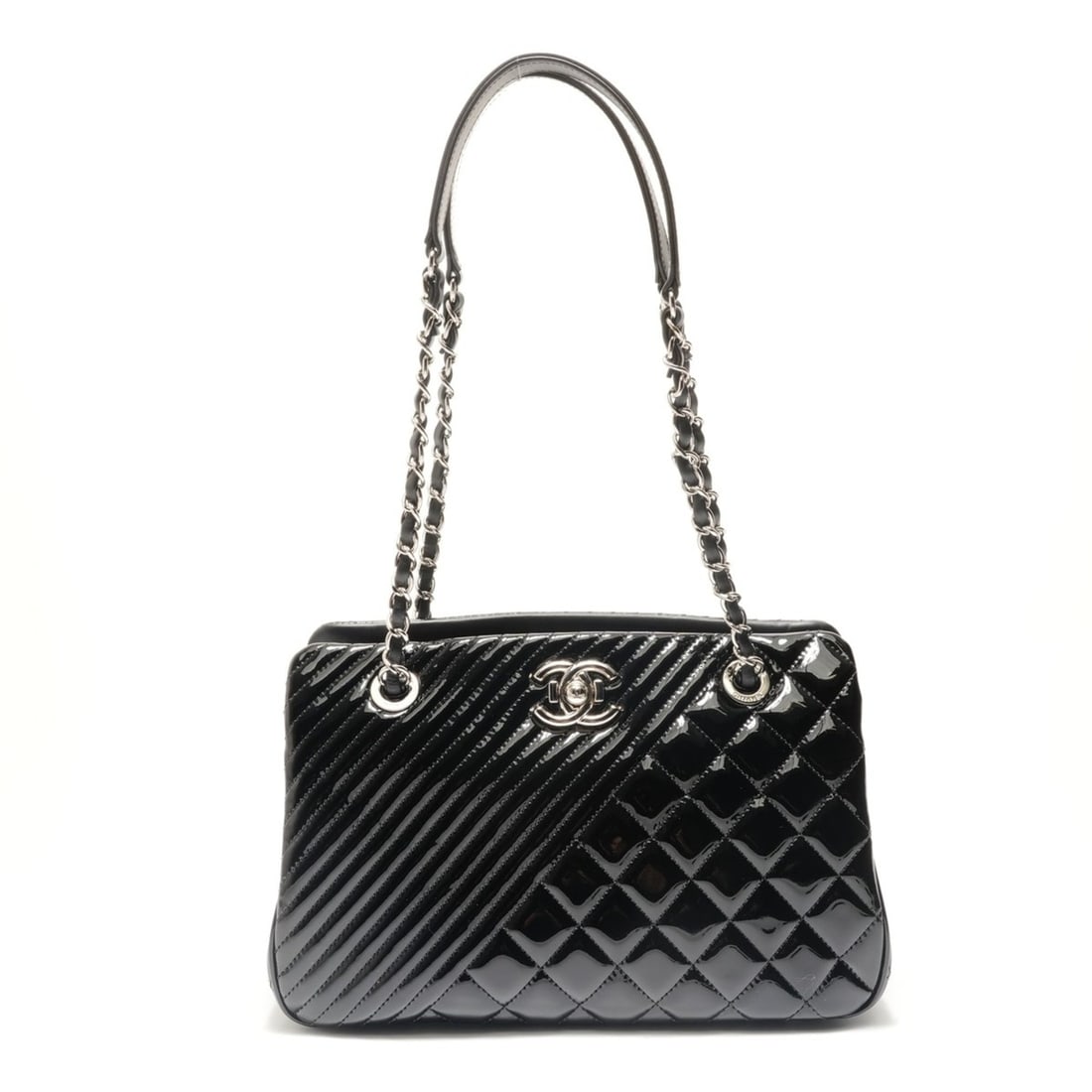 Chanel Coco Boy Patent Leather Shoulder Bag, Black: --- Catalog ---Category: SizeSize (HxWxD): 18cm x 27cm x 10cm / 7.08'' x 10.62'' x 3.93''Strap Length: 60cm / 23.62''Category: DesignType: Shoulder bagColor: BlackGender: WomenMaterial: Patent leather