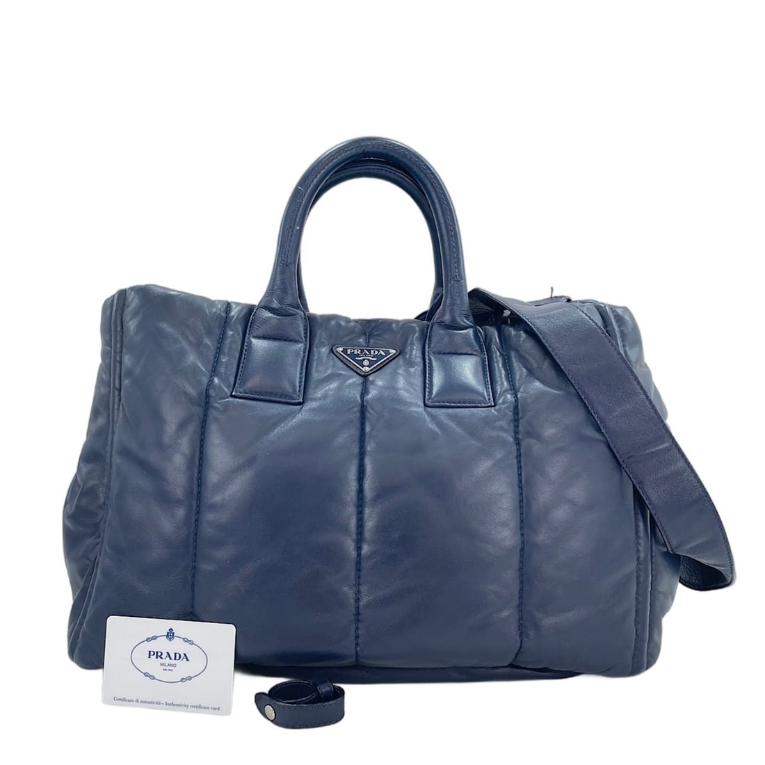 Prada tote bag, navy: --- Catalog ---Category: SizeSize (HxWxD): 27cm x 40cm x 20cm / 10.62'' x 15.74'' x 7.87''Category: DesignType: Tote bagColor: NavyGender: WomenClosure: StrapCategory: GeneralBrand: PradaCountry of Or