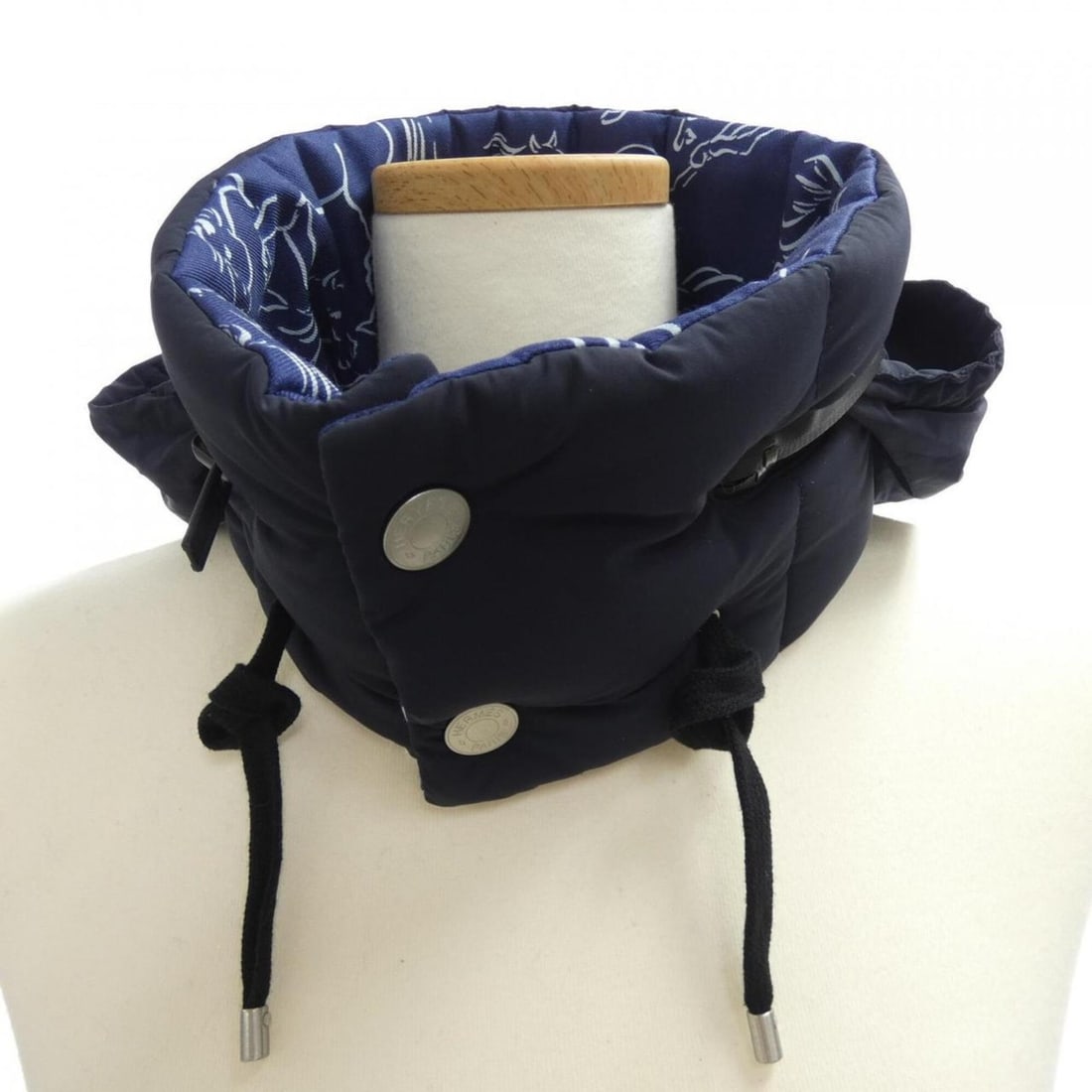 Hermes HERMES *4159 Scarf: --- Catalog ---Category: SizeSize (LxW): 58.5cm x 11.5cm / 23.03'' x 4.52''Category: DesignType: StoleColor: BlueGender: MenCategory: GeneralMPN: 4159Brand: Hermes--- Item List ---Section: