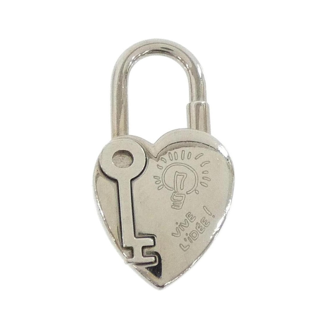 Hermes HEART Cadena 041337CK Keychain: --- Catalog ---Category: SizeSize (HxWxD): 4.2cm x 2.2cm / 1.65'' x 0.86''Category: DesignType: KeyringColor: SilverGender: Men,WomenCategory: GeneralMPN: 041337CKBrand: Hermes--- Item List