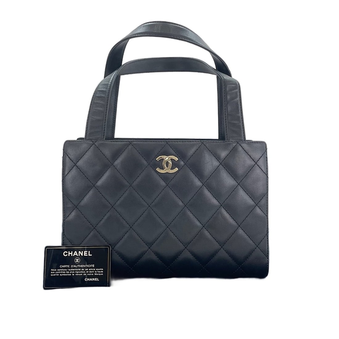 Chanel Matelassé handbag, black: --- Catalog ---Category: SizeSize (HxWxD): 16cm x 28cm x 12cm / 6.29'' x 11.02'' x 4.72''Category: DesignType: HandbagColor: BlackGender: WomenCategory: GeneralBrand: ChanelCountry of Origin: Italy---