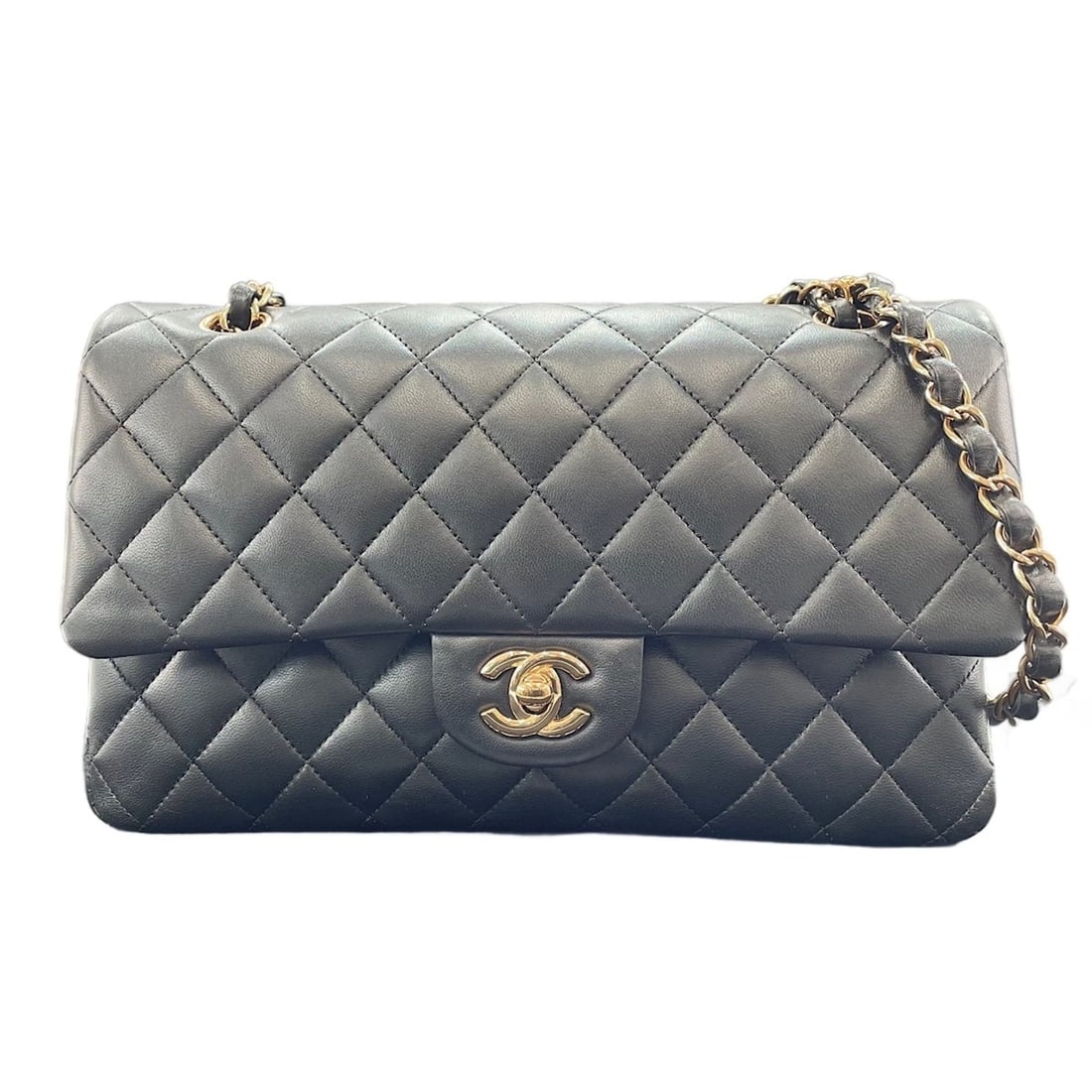 Chanel Matelassé Shoulder Bag, Black: --- Catalog ---Category: SizeSize (HxWxD): 15cm x 25cm x 6cm / 5.9'' x 9.84'' x 2.36''Category: DesignType: Shoulder bagColor: Black, ClearGender: WomenCategory: GeneralBrand: Chanel--- Item List ---S