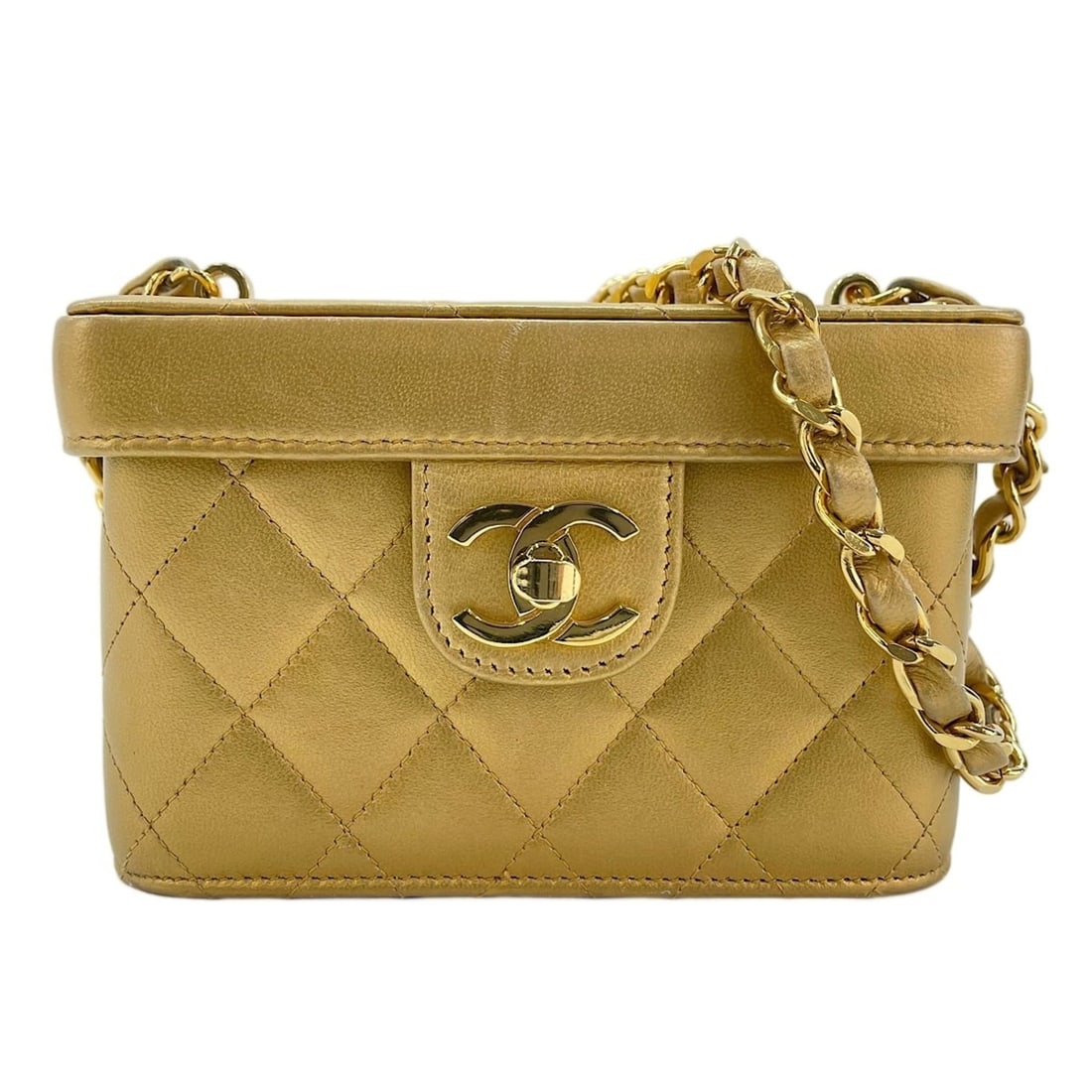 Chanel Matelassé Shoulder Bag, Gold: --- Catalog ---Category: SizeSize (HxWxD): 9.5cm x 14cm x 7cm / 3.74'' x 5.51'' x 2.75''Category: DesignType: Shoulder bagColor: GoldGender: WomenCategory: GeneralBrand: Chanel--- Item List ---Section