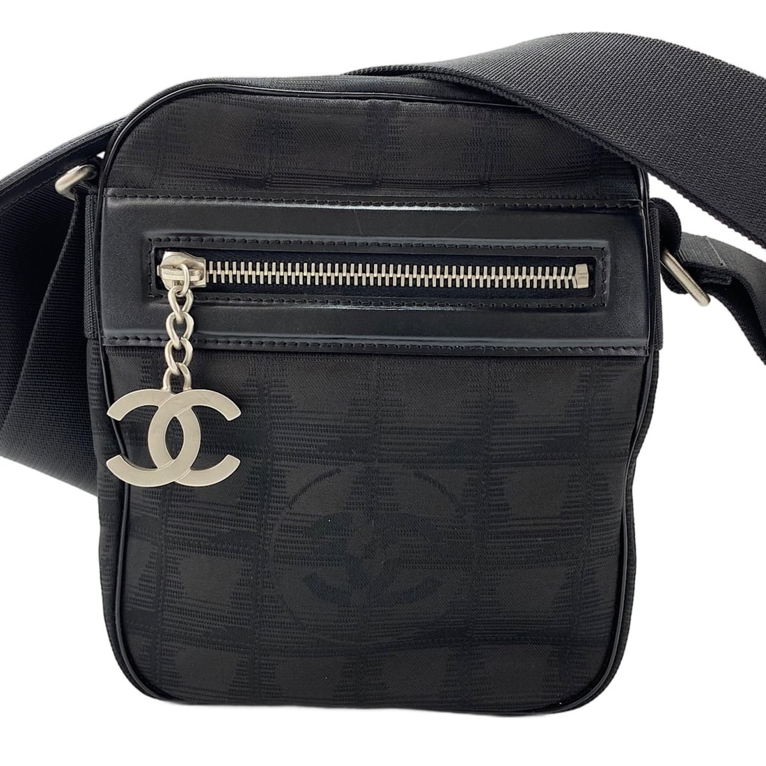 Chanel New Travel Line Shoulder Bag, Black: --- Catalog ---Category: SizeSize (HxWxD): 19cm x 16cm x 6cm / 7.48'' x 6.29'' x 2.36''Category: DesignType: Shoulder bagColor: BlackGender: WomenMaterial: New Travel Line Category: GeneralBrand: Chan
