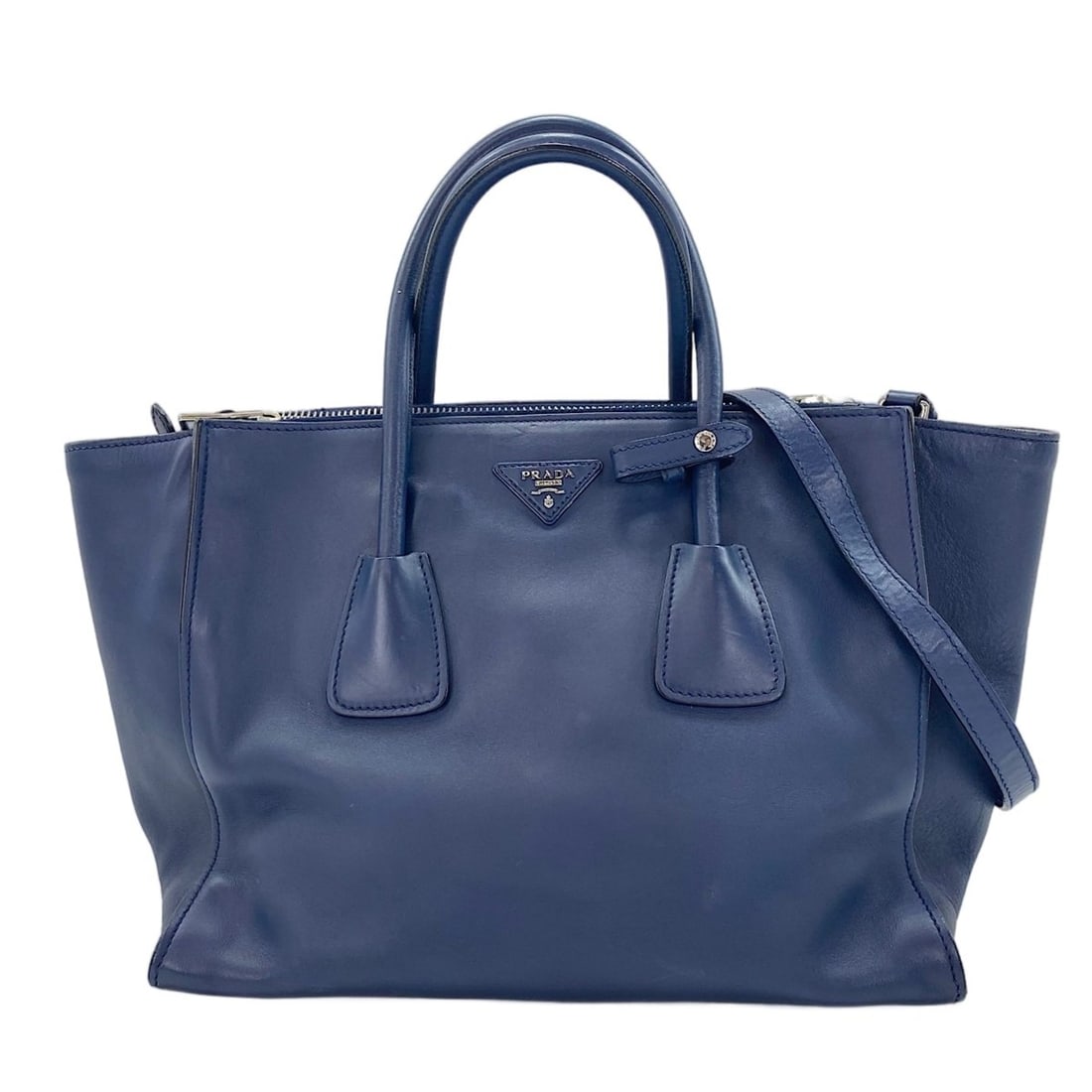 Prada 2-way handbag, blue: --- Catalog ---Category: SizeSize (HxWxD): 25cm x 45cm x 19cm / 9.84'' x 17.71'' x 7.48''Category: DesignType: HandbagColor: BlueGender: WomenCategory: GeneralBrand: Prada--- Item List ---Section: Con