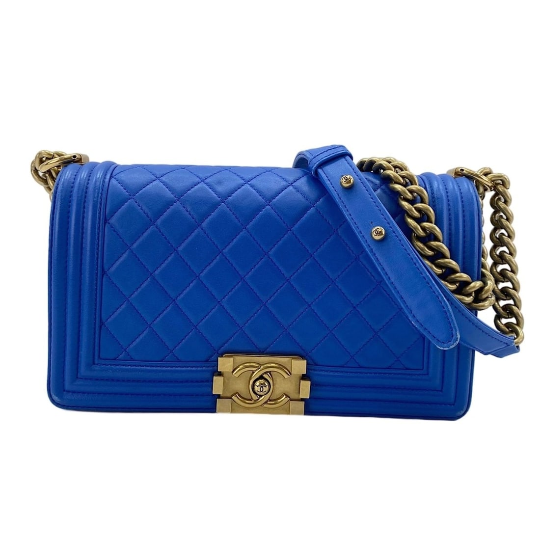 Chanel Boy Medium Shoulder Bag, Blue: --- Catalog ---Category: SizeSize (HxWxD): 15cm x 25cm x 7cm / 5.9'' x 9.84'' x 2.75''Category: DesignType: Shoulder bagColor: BlueGender: WomenCategory: GeneralBrand: ChanelCountry of Origin: France-