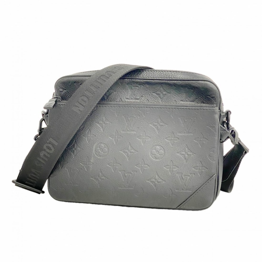 Louis Vuitton Monogram Shadow Trio Shoulder Bag M46602 Black Men's: --- Catalog ---Category: SizeSize (HxWxD): 18.5cm x 25cm x 4cm / 7.28'' x 9.84'' x 1.57''Category: DesignType: Shoulder bagColor: BlackGender: MenCategory: GeneralMPN: M46602Brand: Louis Vuitton--- It