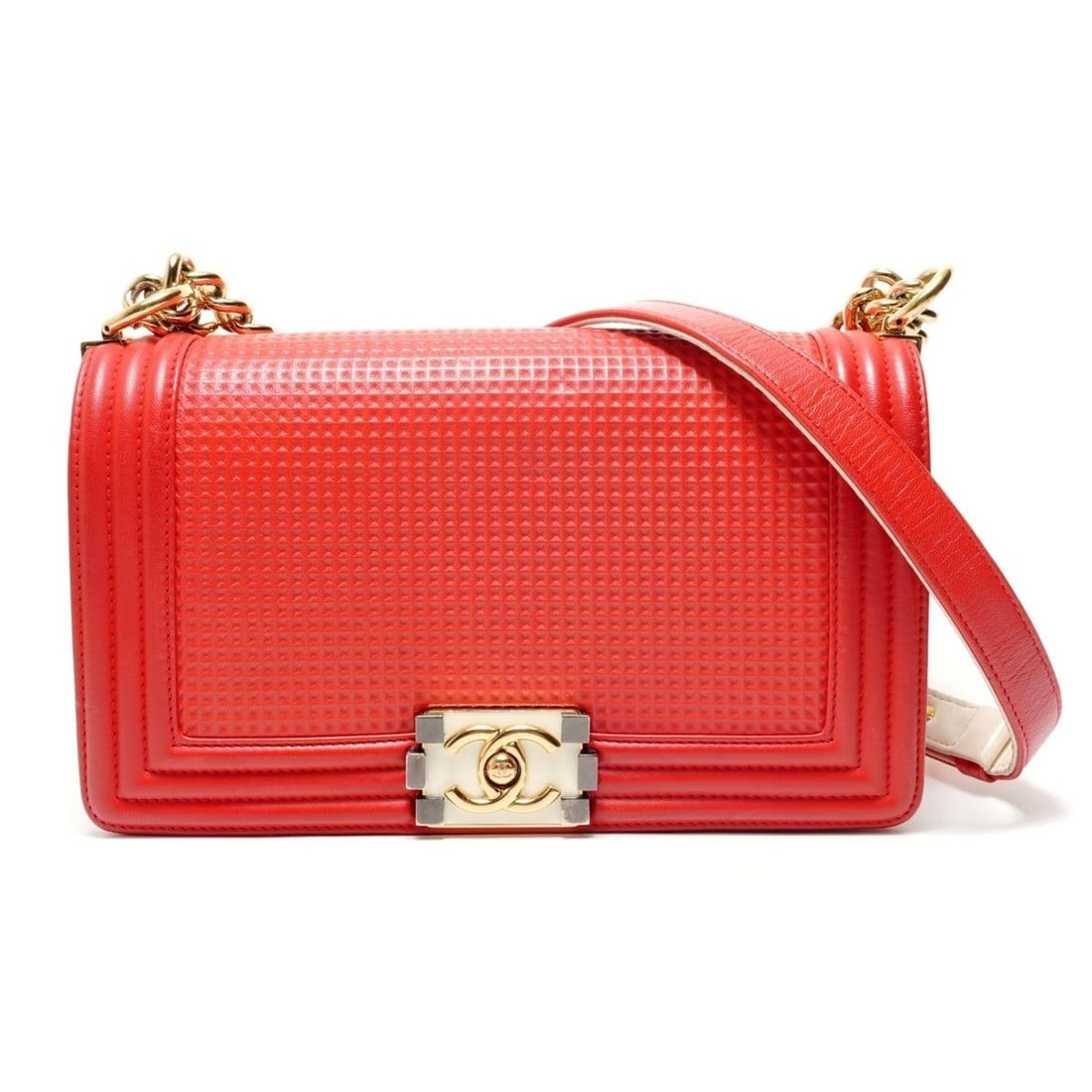 Chanel Boy Shoulder Bag, Red: --- Catalog ---Category: SizeSize (HxWxD): 15cm x 24cm x 7cm / 5.9'' x 9.44'' x 2.75''Strap Length: 68cm - 110cm / 26.77'' - 43.3''Category: DesignType: Shoulder bagColor: Red colorGender: WomenCatego