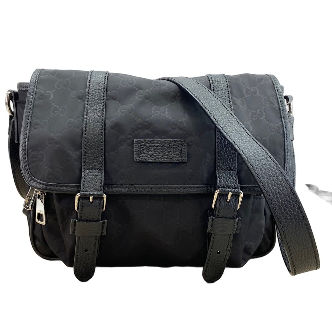 Gucci shoulder bag, black: --- Catalog ---Category: SizeSize (HxWxD): 22cm x 26cm x 9cm / 8.66'' x 10.23'' x 3.54''Strap Length: 104cm - 114cm / 40.94'' - 44.88''Category: DesignType: Shoulder bagColor: BlackGender: