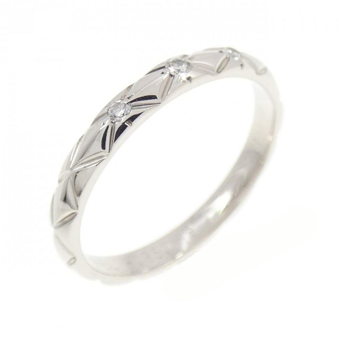 Chanel Matelassé Ring: --- Catalog ---Category: SizeUS Size: 6Brand Size: 51Category: DesignType: Band ringColor: PlatinumStone: DiamondGender: WomenMaterial: Platinum 950Category: GeneralBrand: Chanel--- Item List