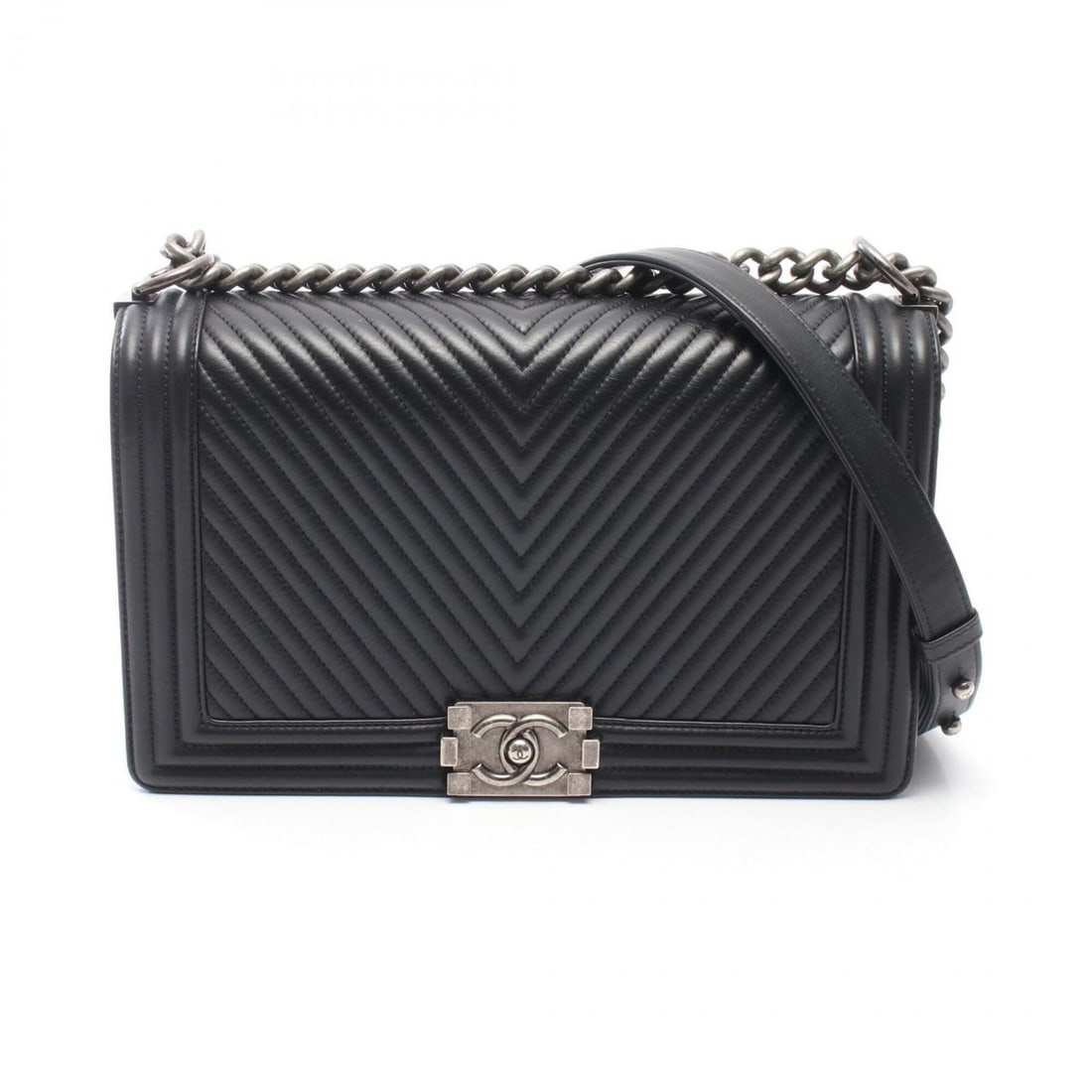 Chanel Boy Large Chevron Shoulder Bag/Handbag, Lambskin Leather, Women's, Black (A92193): --- Catalog ---Category: SizeSize (HxWxD): 15cm x 28cm x 7cm / 5.9'' x 11.02'' x 2.75''Category: DesignType: Handbag, Shoulder bagColor: BlackGender: WomenMaterial: Leather Hardware Color: SilverLeath
