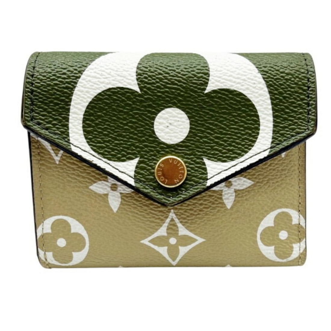 LOUIS VUITTON Portefeuille Zoe M67640 Tri-fold Wallet Khaki Beige Monogram Giant Reverse Women's: --- Catalog ---Category: SizeSize (HxWxD): 8cm x 9.5cm x 1cm / 3.14'' x 3.74'' x 0.39''Category: DesignType: Wallet (tri-fold)Color: Beige, KhakiGender: Men,WomenMaterial: Monogram Category: GeneralBr