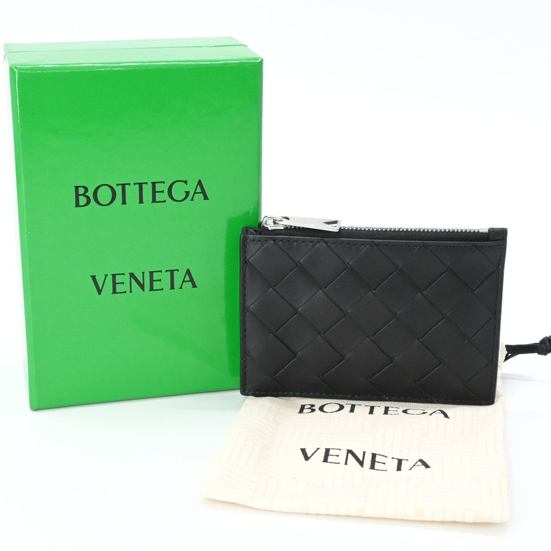 BOTTEGA VENETA Intrecciato Business Card Holder/Card Case with Keyring, Black: --- Catalog ---Category: DesignType: Business card caseColor: BlackGender: MenMaterial: Leather Category: GeneralMPN: 853518V5FC24370Brand: Bottega VenetaCategory: Physical PropertiesSize (HxWxD): 8cm
