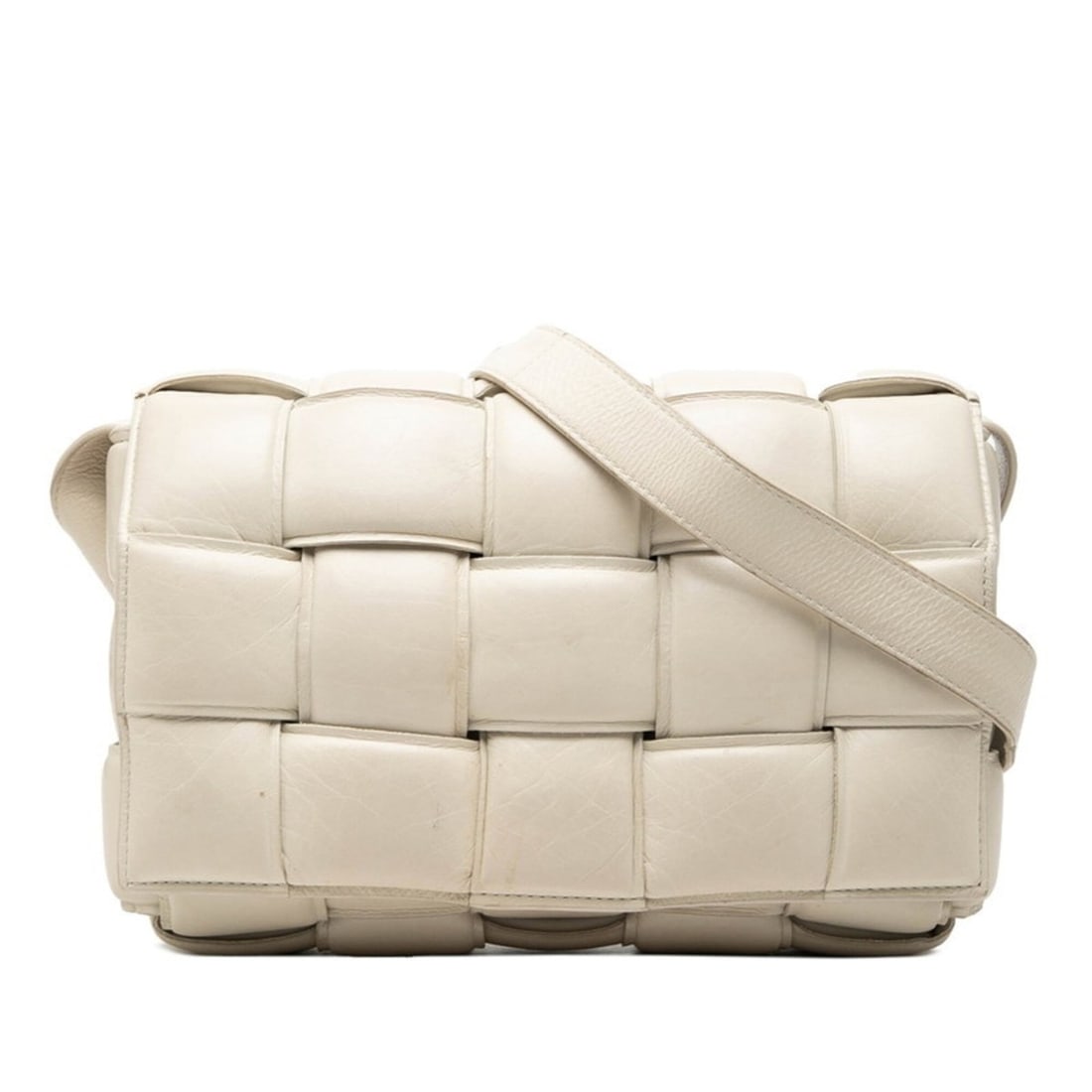 Bottega Veneta Maxi Intrecciato Padded Cassette Crossbody Shoulder Bag, Ivory Leather, Women's: --- Catalog ---Category: SizeStrap Drop: 57cm / 22.44''Size (HxWxD): 17cm x 26cm x 9.5cm / 6.69'' x 10.23'' x 3.74''Category: DesignType: Shoulder bagColor: IvoryGender: WomenMaterial: Leather Categor